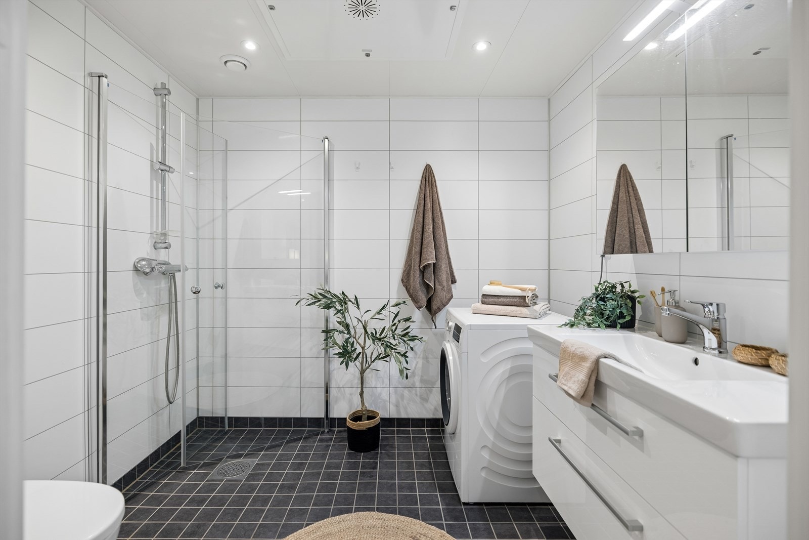 Badet har flislagt gulv med vannbåren gulvvarme for optimal komfort. Galleribilde