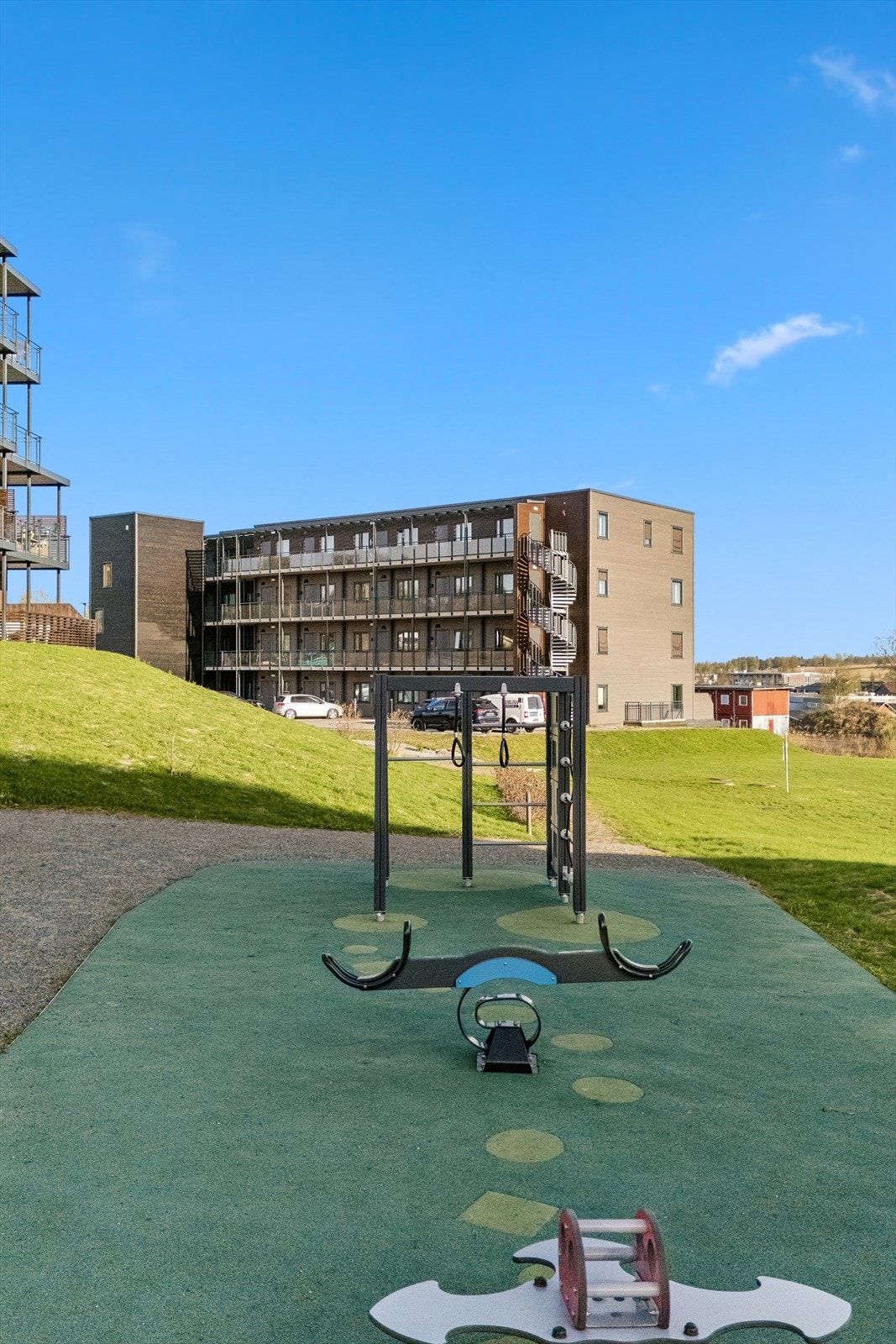 Nærområdet byr på lekeplasser og gode rekreasjonsmuligheter i skog og mark. Galleribilde
