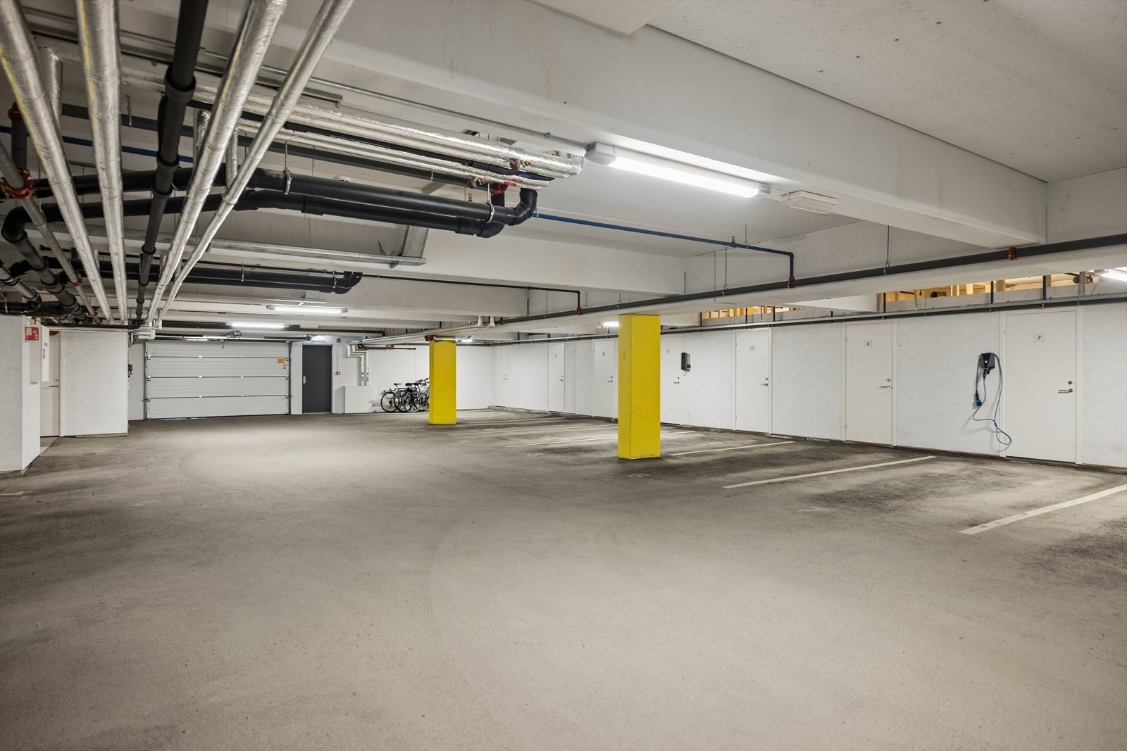 Det medfølger en egen, merket parkeringsplass i felles parkeringskjeller. Galleribilde