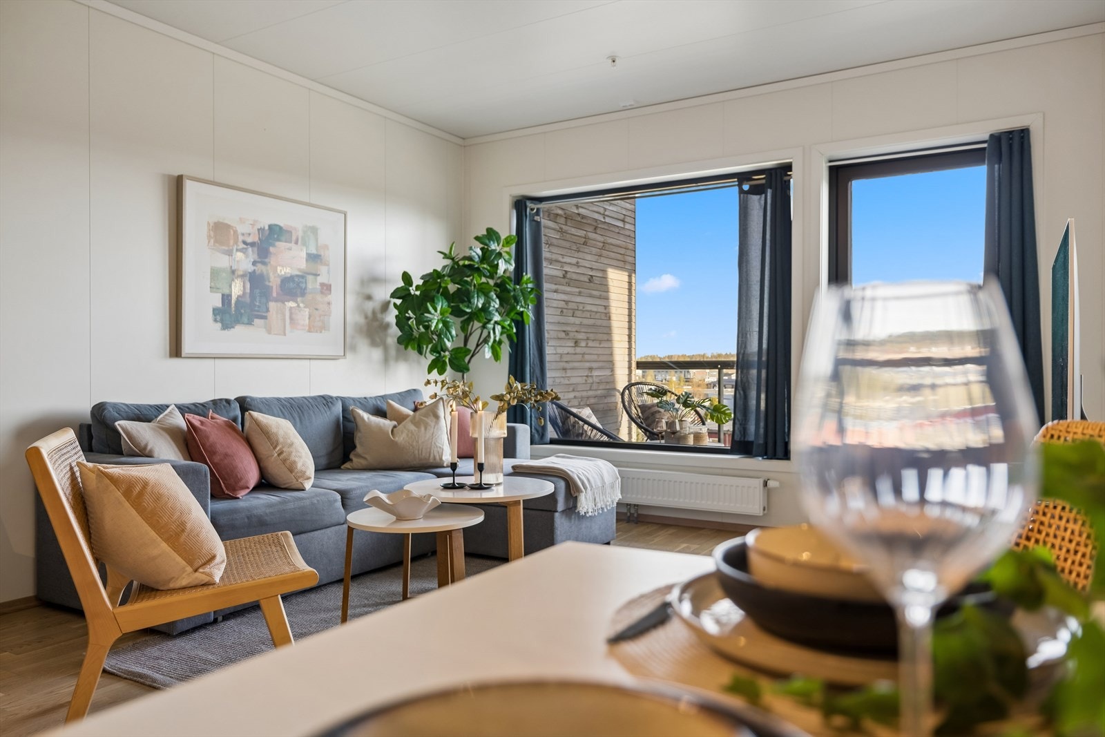 Fra stuen er det utgang til en romslig, sørvendt balkong med plass til sittegruppe. Galleribilde