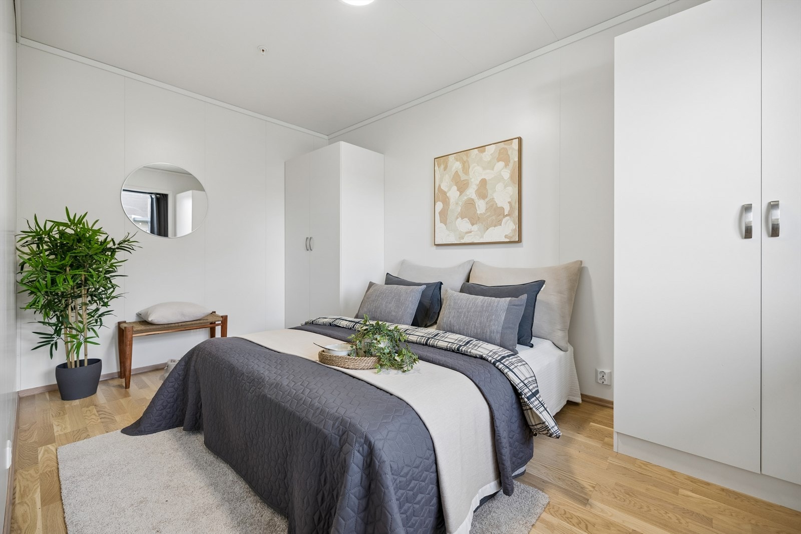 Soverommet er, som resten av leiligheten, oppvarmet med vannbåren varme via radiator. Galleribilde