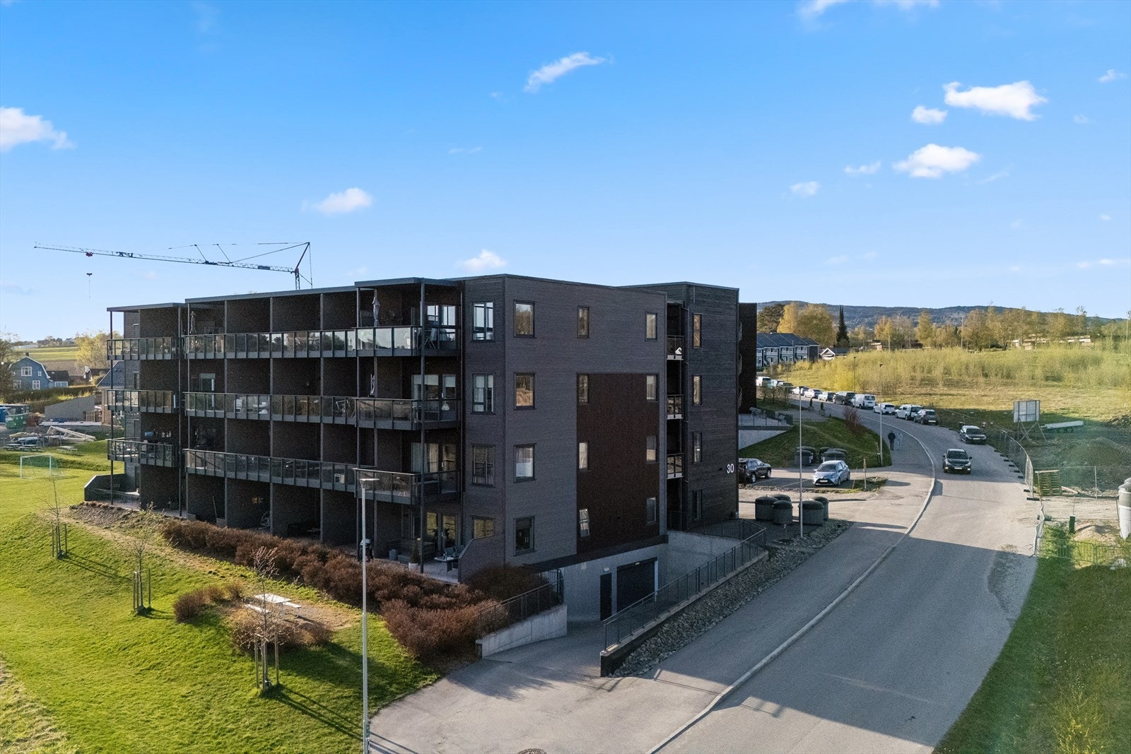 Kort gangavstand til matbutikk og til bussholdeplassen Jensbakken med hyppige avganger. Galleribilde