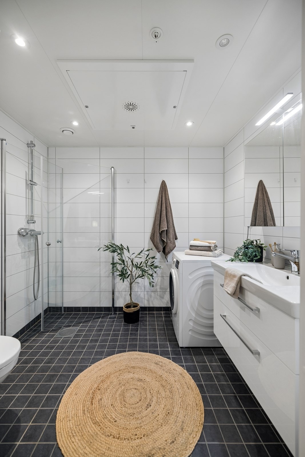 Her er det opplegg for vaskemaskin og mekanisk avtrekk via det balanserte ventilasjonsanlegget. Galleribilde