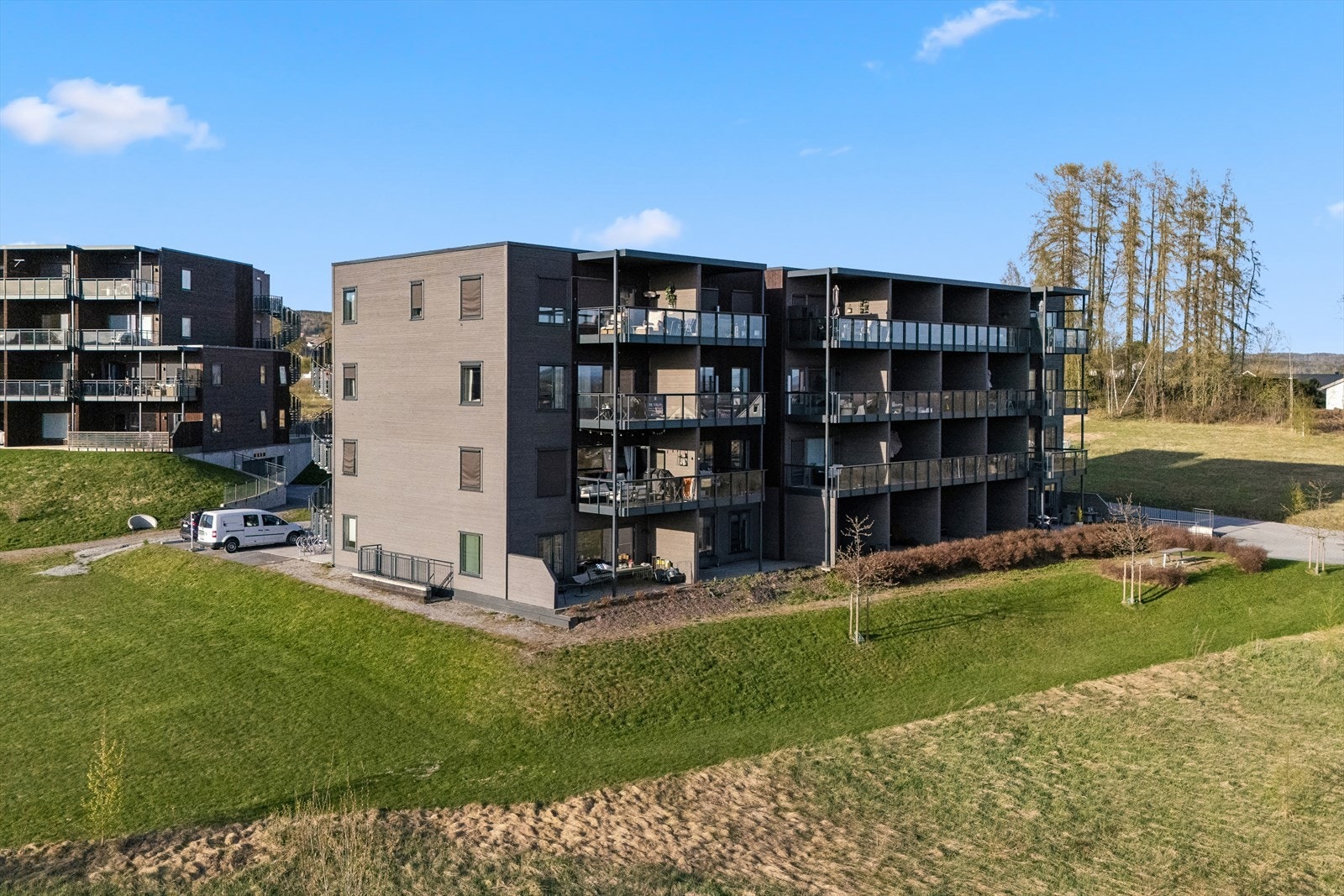 Beliggenhet i et etablert og rolig boligområde med lite gjennomgangstrafikk. Galleribilde