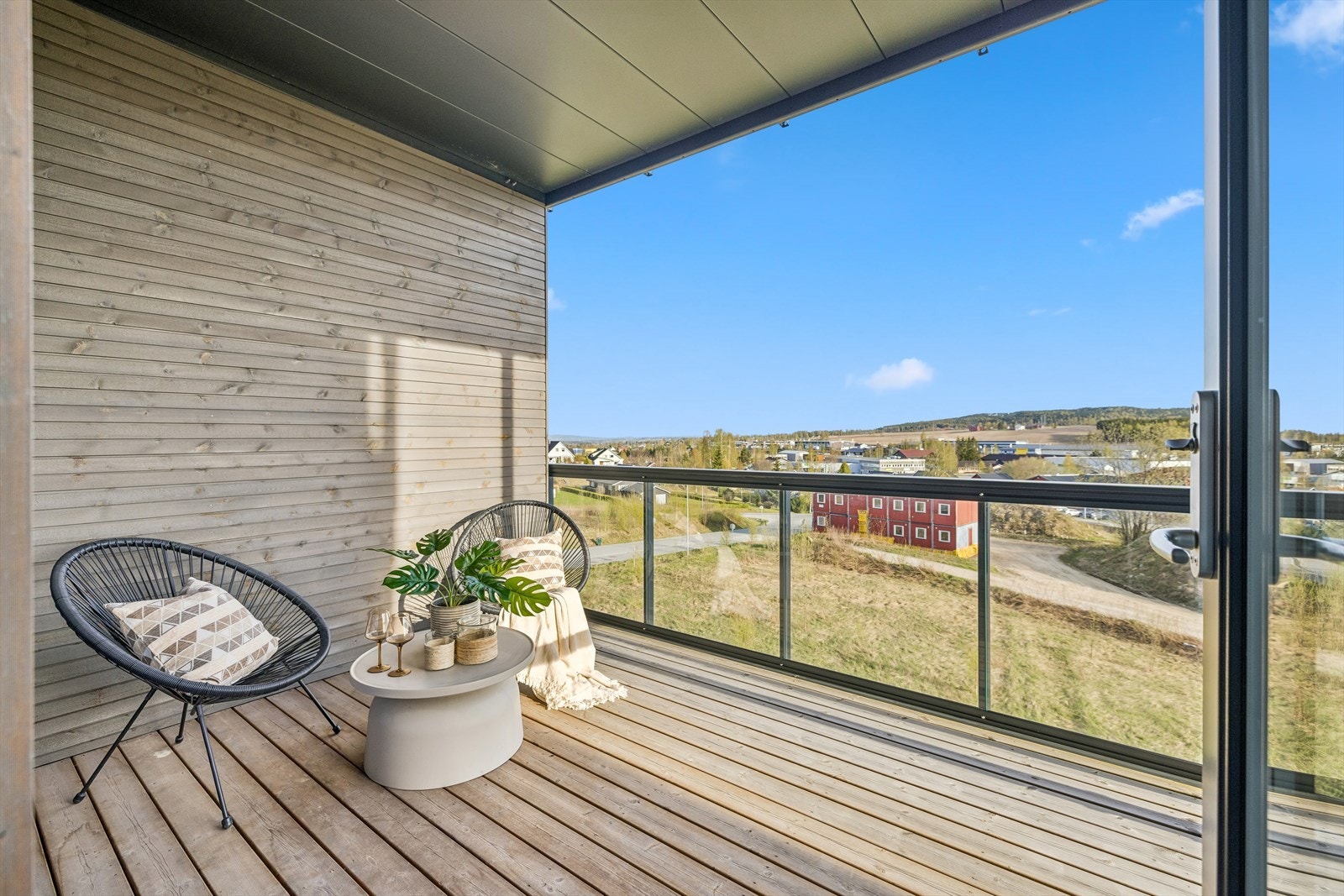 Den sørvendte balkongen måler ca. 10 m² og gir en fin forlengelse av stuen. Galleribilde