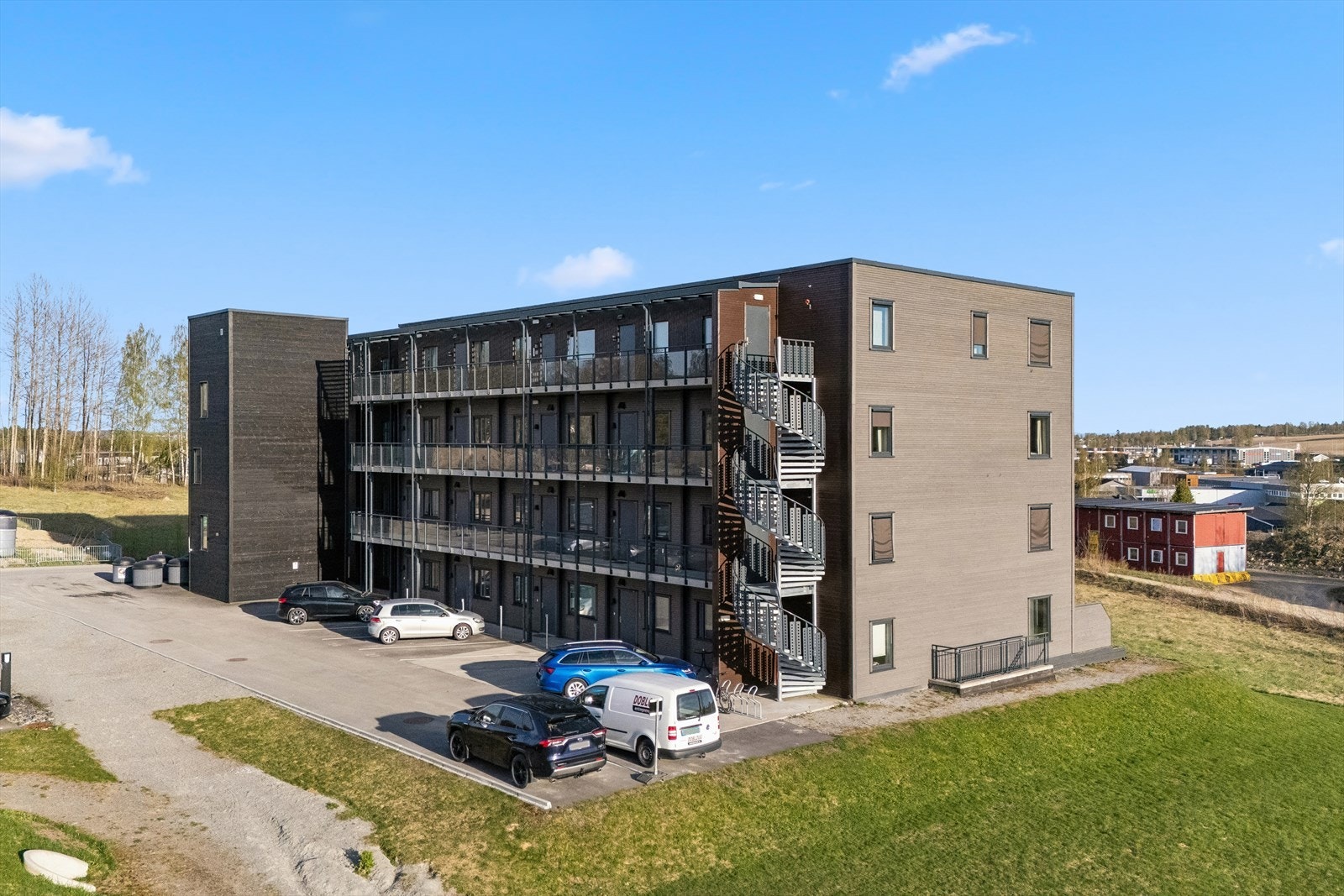 Bygget er fra 2020 og har en fasade med en kombinasjon av liggende og stående malt kledning. Galleribilde