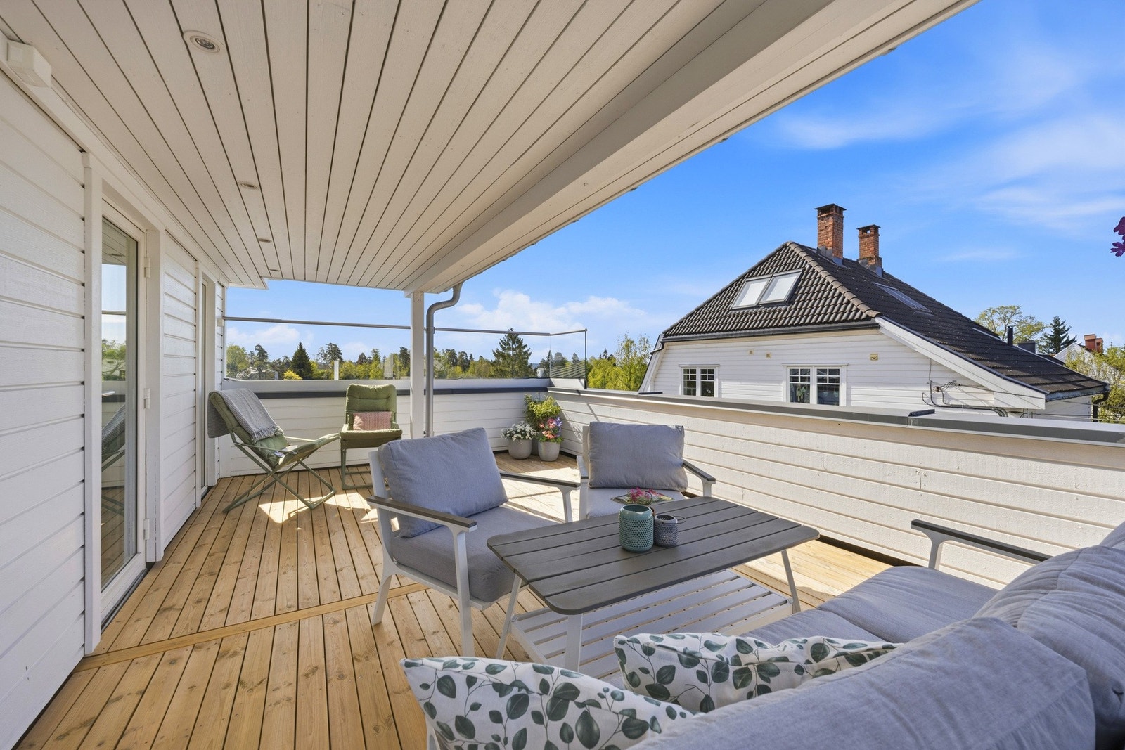 Her har du god plass til en større sittegruppe, grill og dekorativ beplantning. Galleribilde