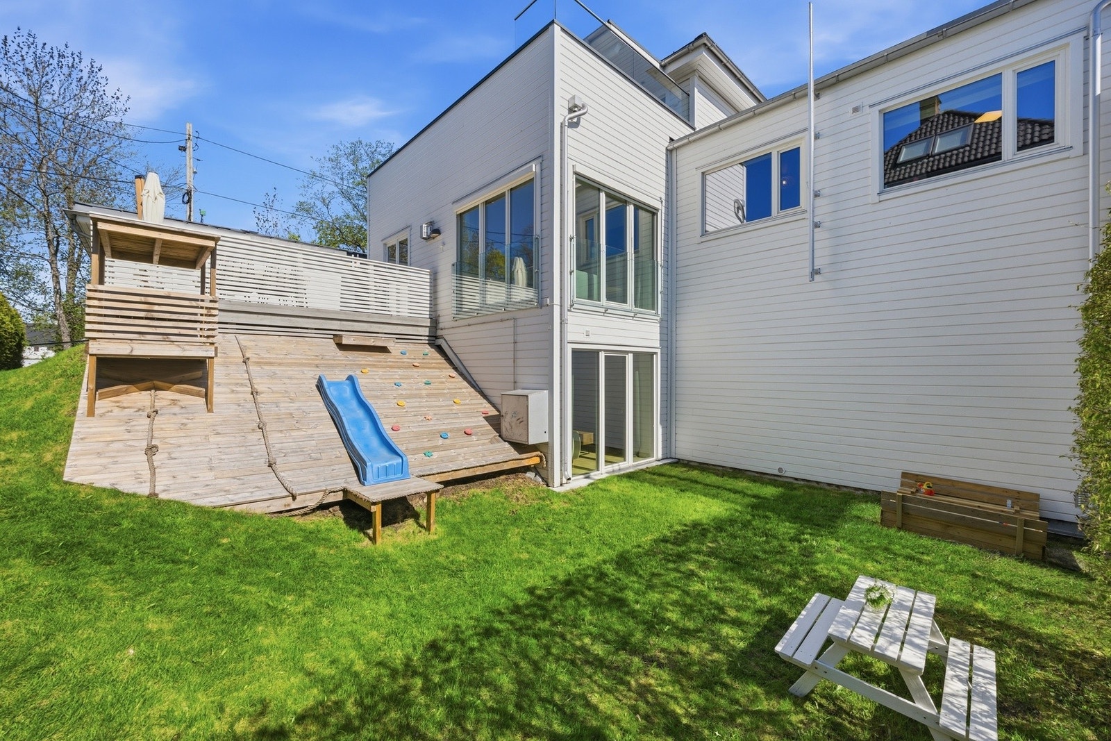 Boligen har en frodig og grønn hage, omkranset av beplantning som gir gode skjermingsforhold og et privat, hyggelig uteområde. Galleribilde