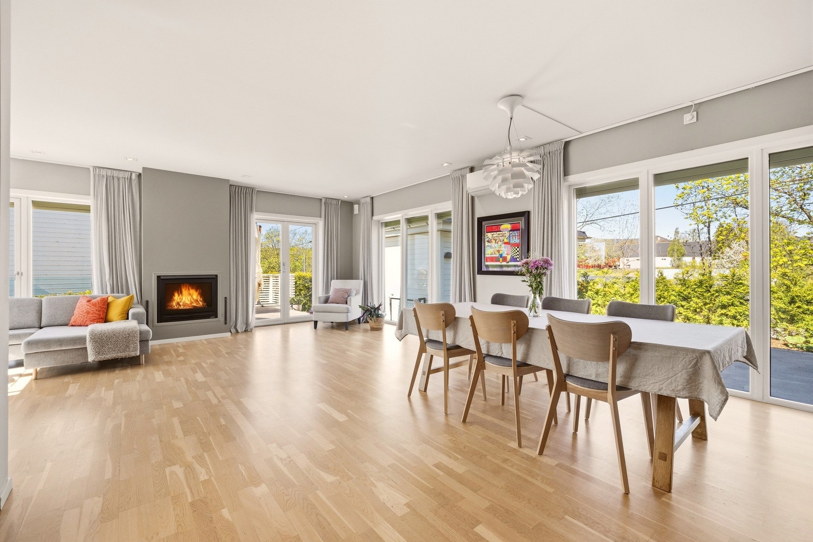 Stuen har en naturlig spisestuedel med god plass til spisebord. Galleribilde