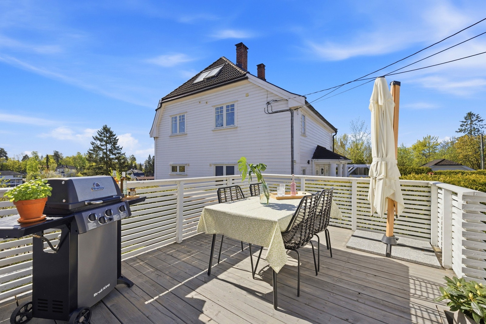 Boligen holder en gjennomgående god standard og har en praktisk planløsning som gir en funksjonell og behagelig hverdag. Galleribilde