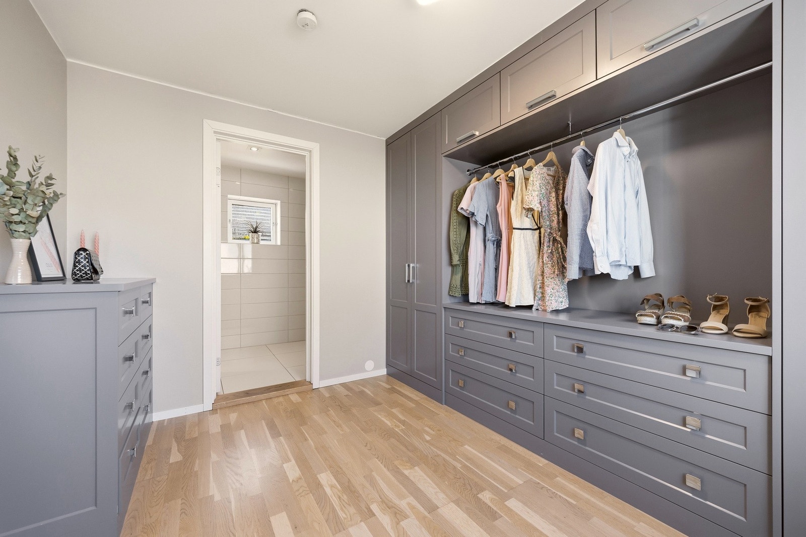 Fra walk-in closet har du videre direkte adkomst til badet. Galleribilde