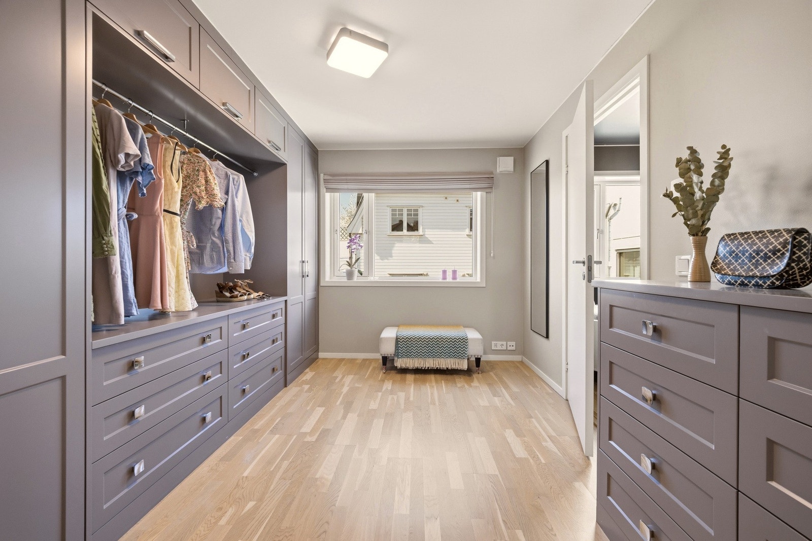 Romslig walk-in closet med direkte adkomst fra hovedsoverommet. Dette rommet er hovedsoverom i byggetegningene, men brukes i dag som garderoberom. Galleribilde