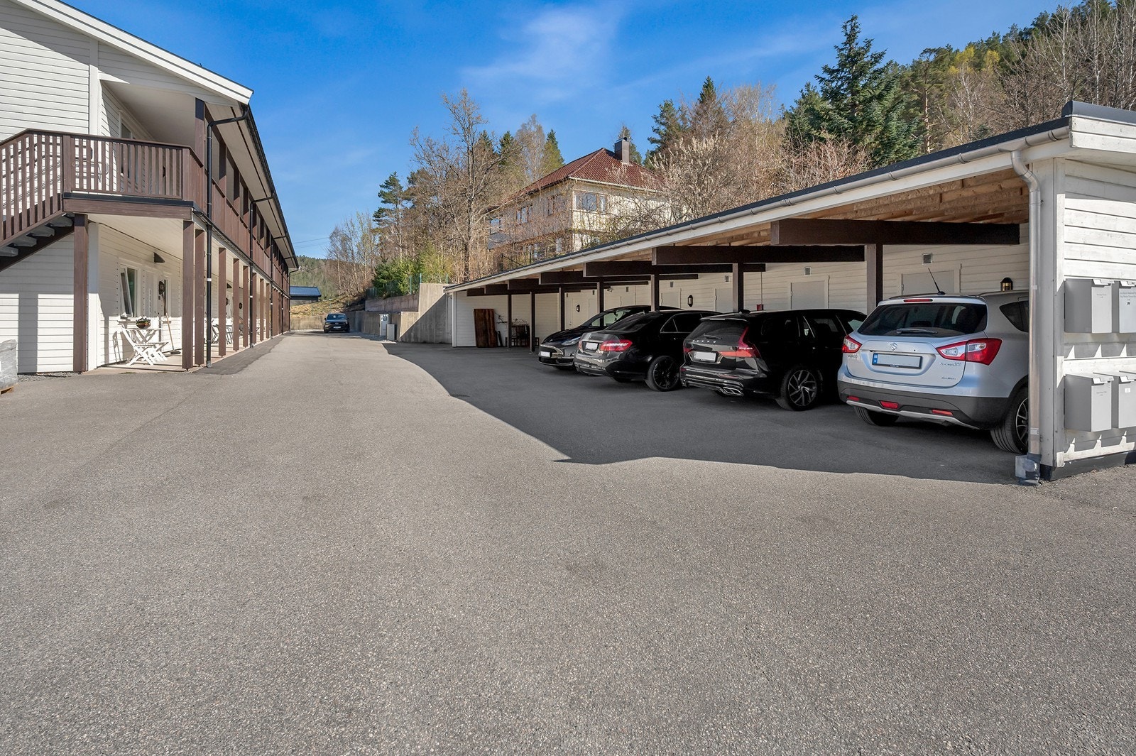Det er en carport samt bod som følger leiligheten Galleribilde