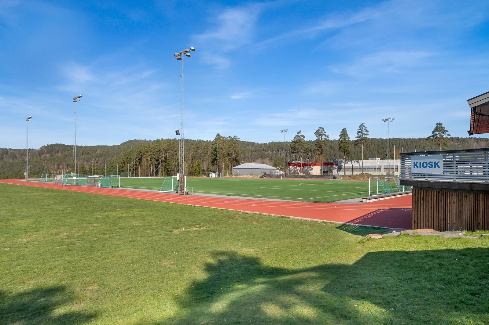 Birkensparken er et flott idrettsanlegg med fotballbane og løpebane m.m. Galleribilde
