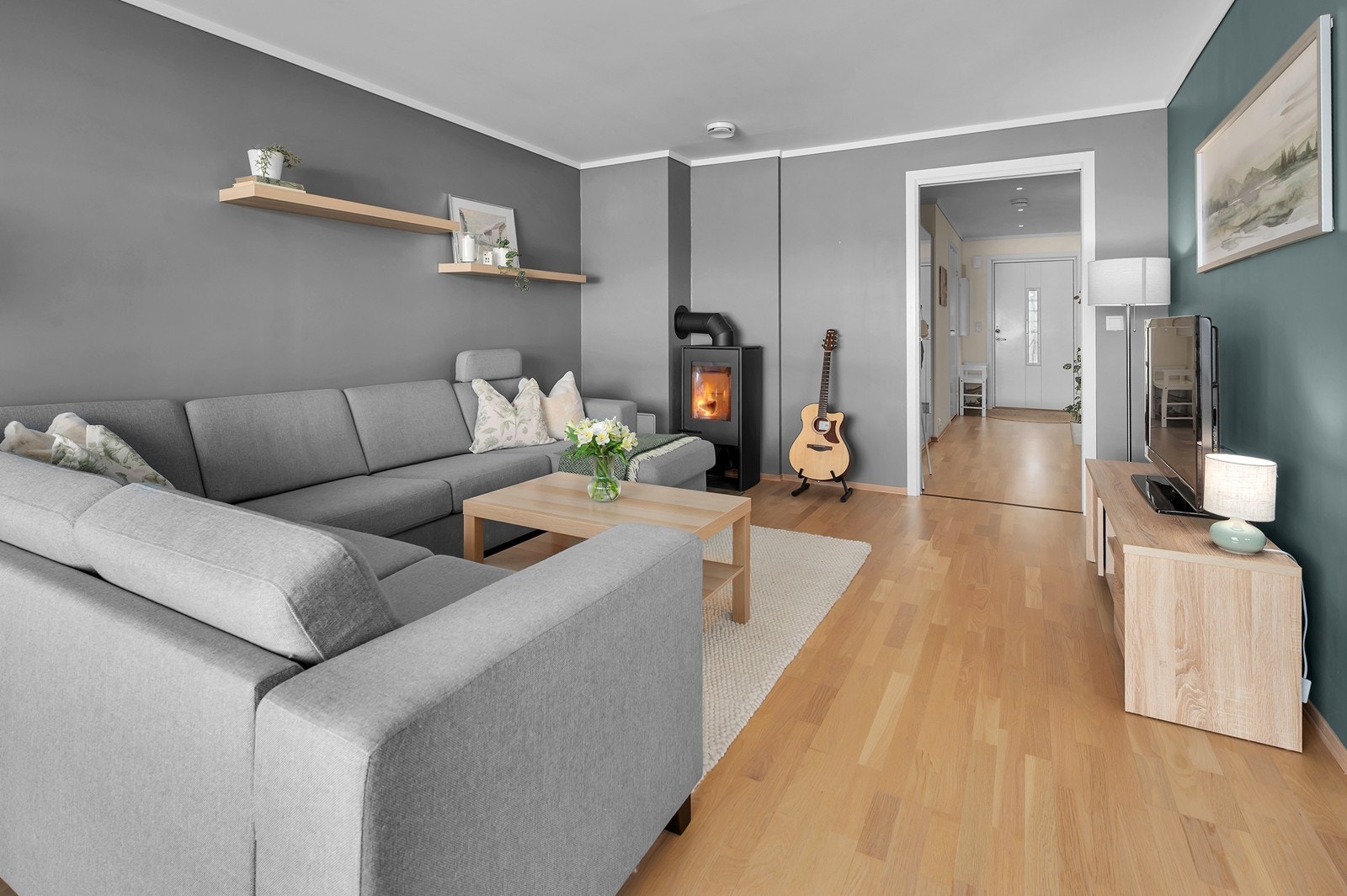 Leiligheten har et moderne fargevalg Galleribilde
