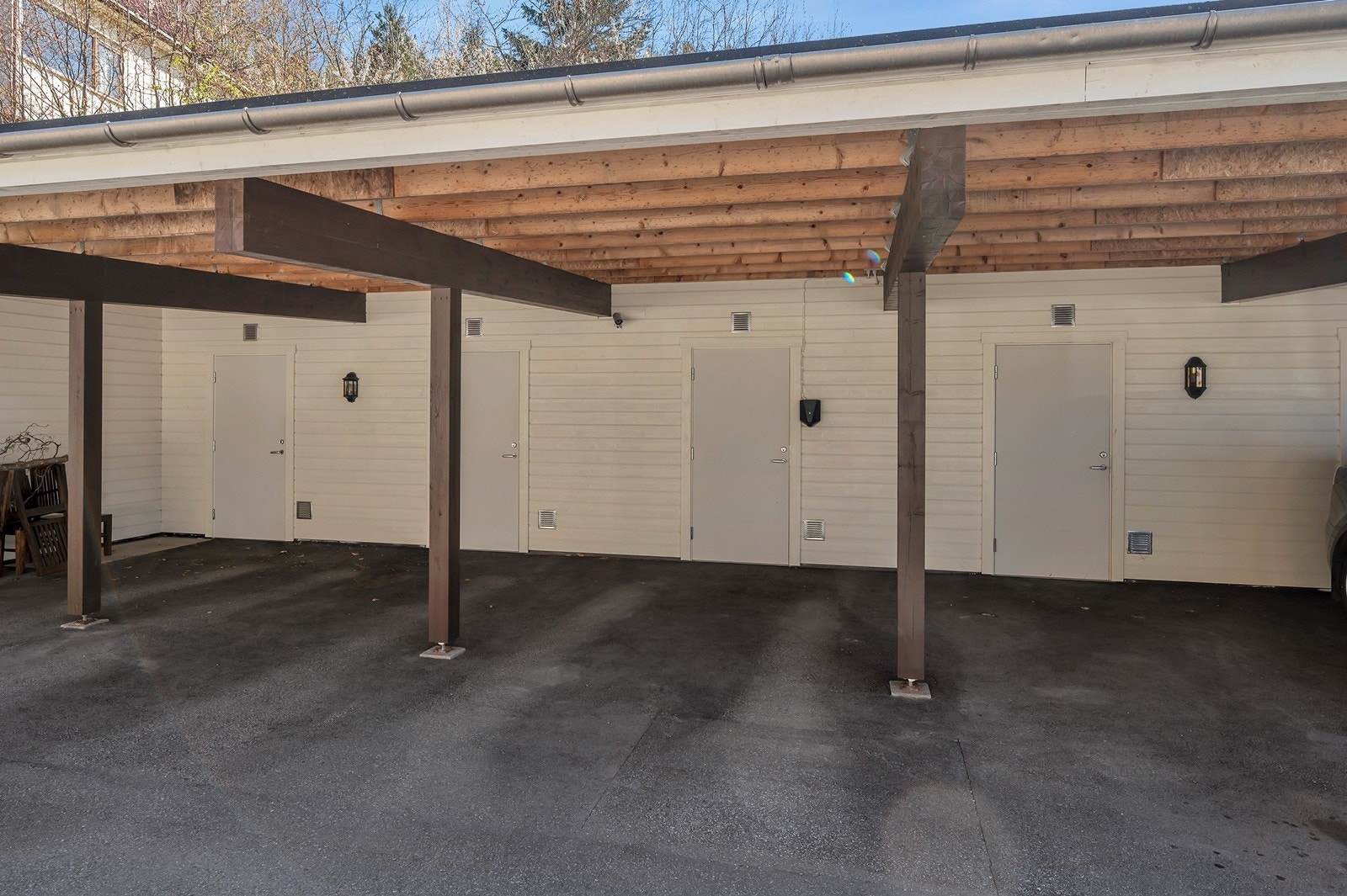Parkeringsplass i carport Galleribilde