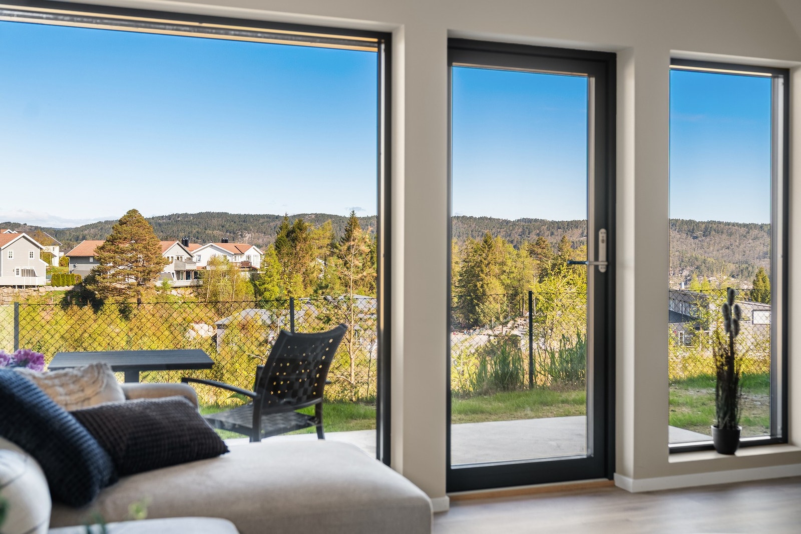 Fra stuen er det direkte utgang til uteplassen og fint utsyn mot nærområdet Galleribilde