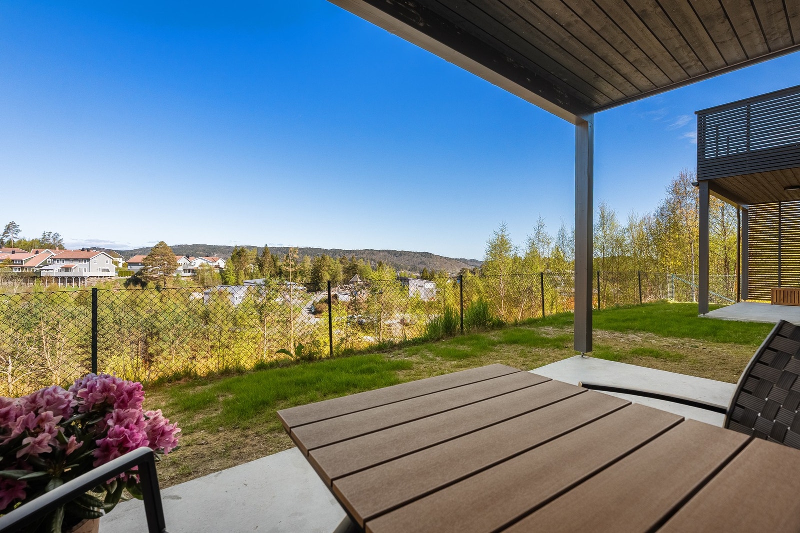 Trivelig, overbygget uteplass med gode solforhold og fint utsyn mot grønne omgivelser. Galleribilde