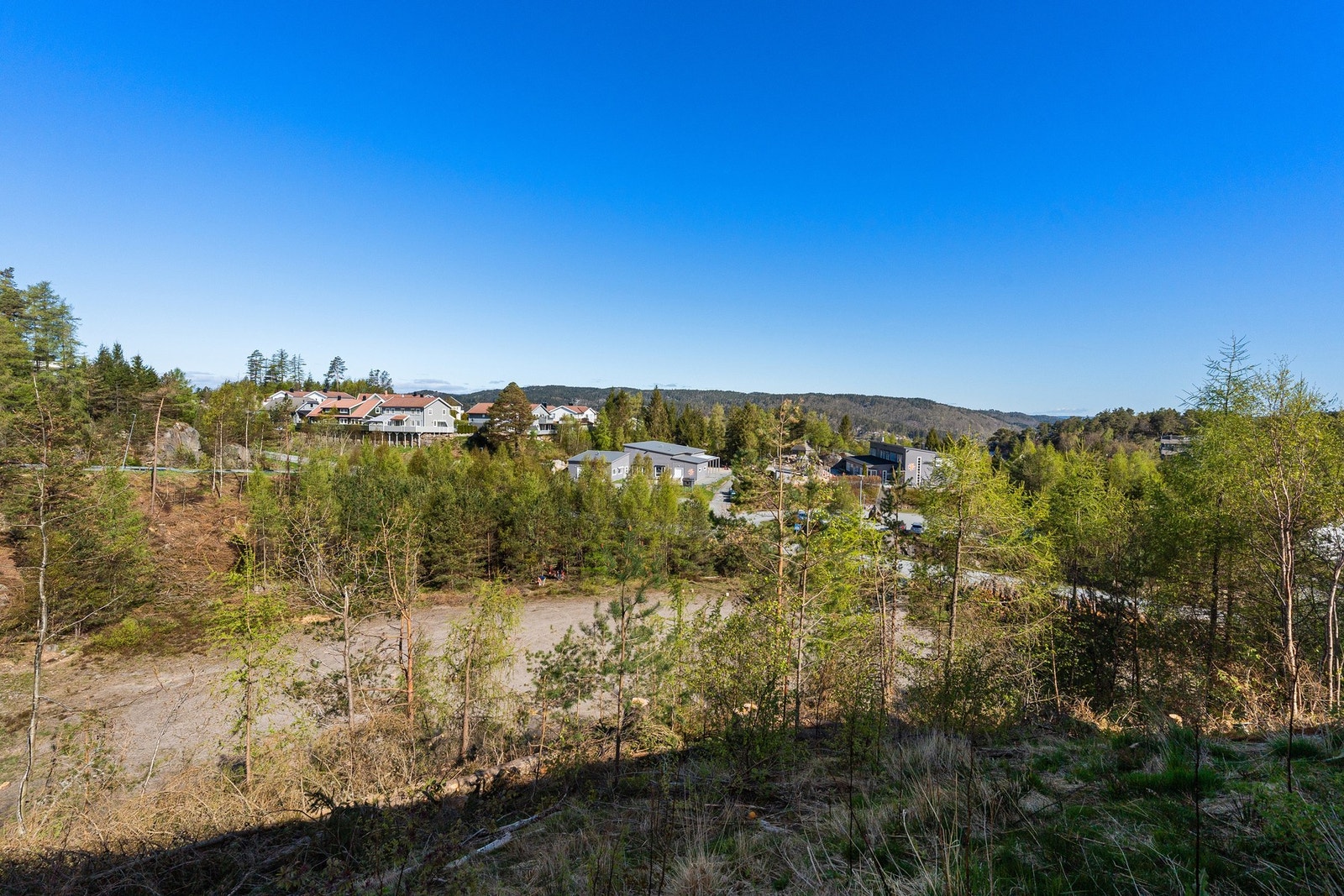 Flott og åpent utsyn mot grønne omgivelser og nærliggende boligområde Galleribilde