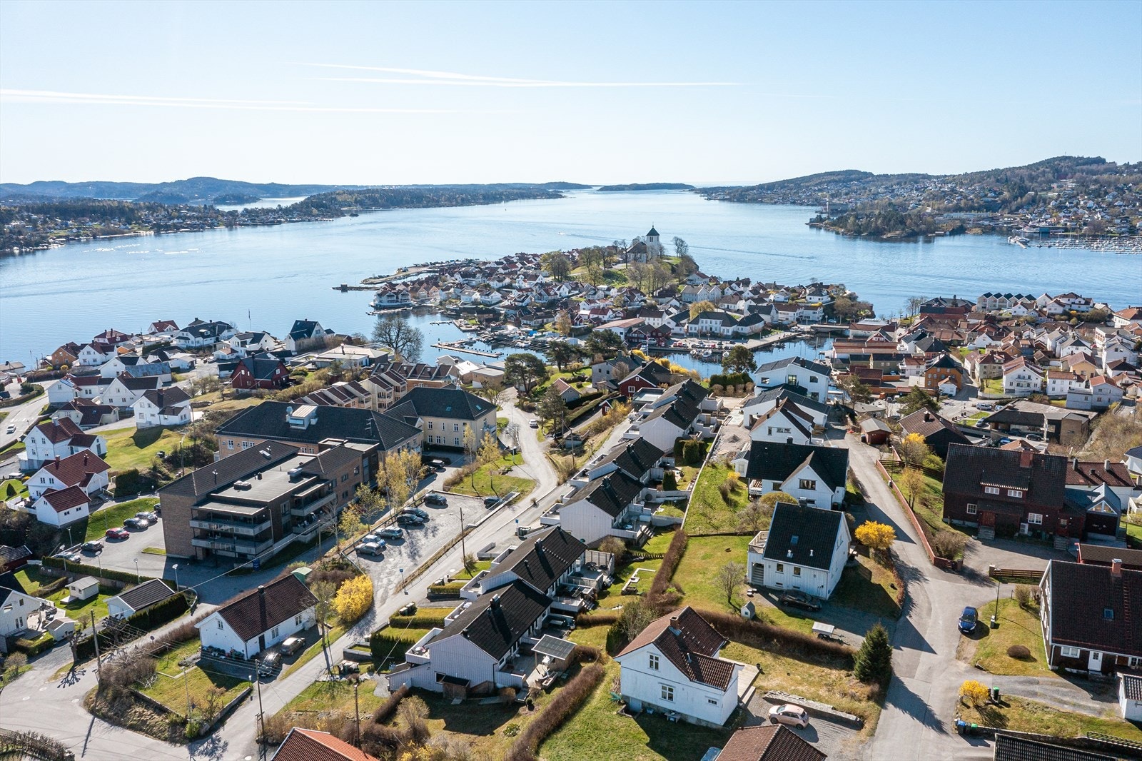 Området byr på nærhet til både den sjarmerende trehusbebyggelsen i Brevik sentrum og flotte turmuligheter. Galleribilde