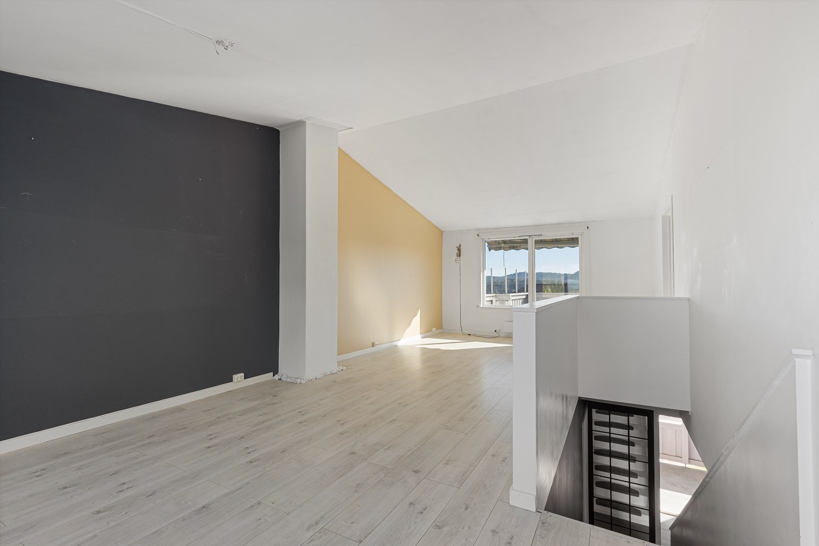 Oversikt over hovedetasje, som er boligens sosiale hjerte med stue, kjøkken og utgang til uteplasser. Galleribilde