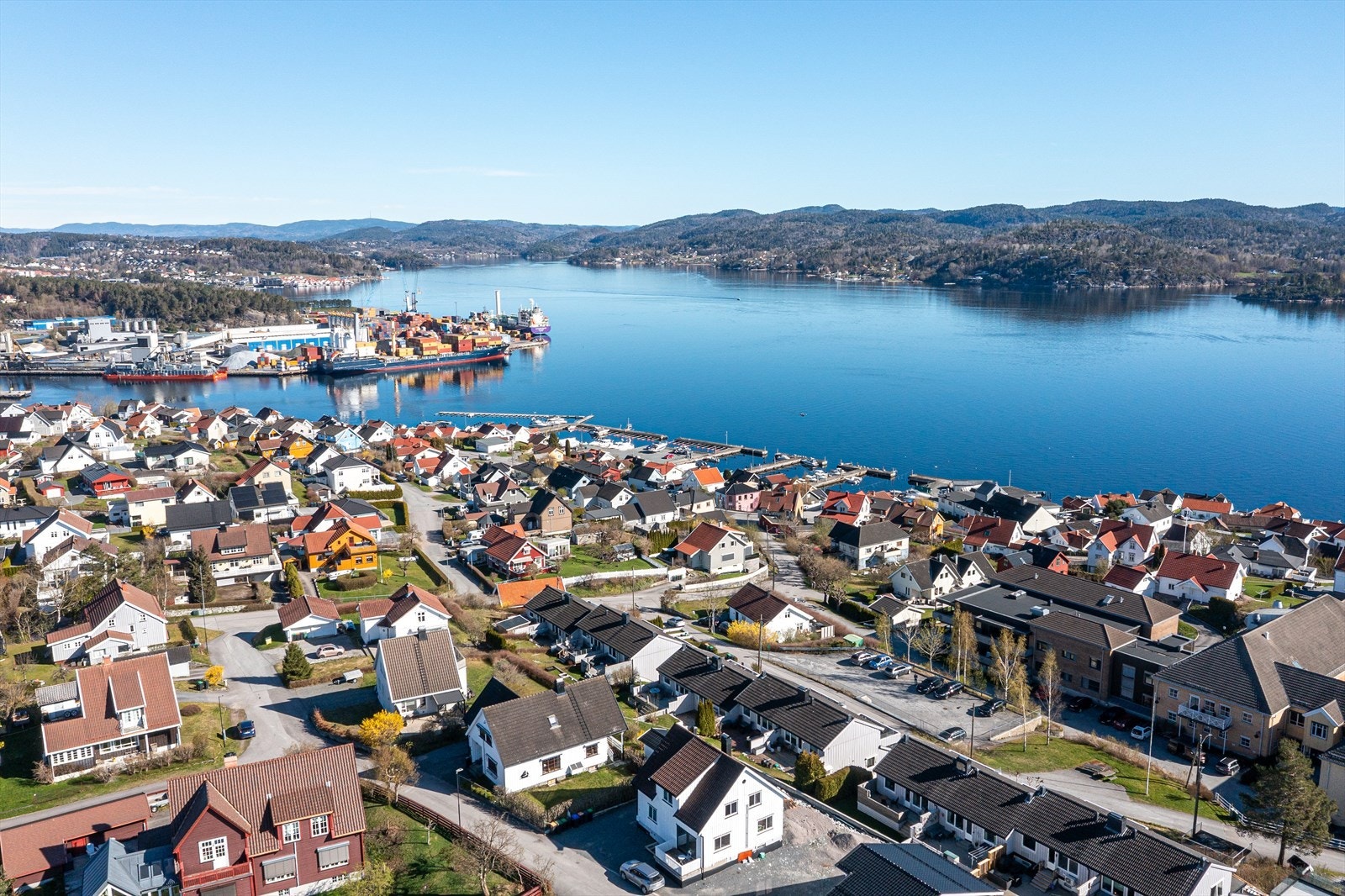 Enkel hverdag med lokal matbutikk og bussholdeplass kun minutter unna. Galleribilde