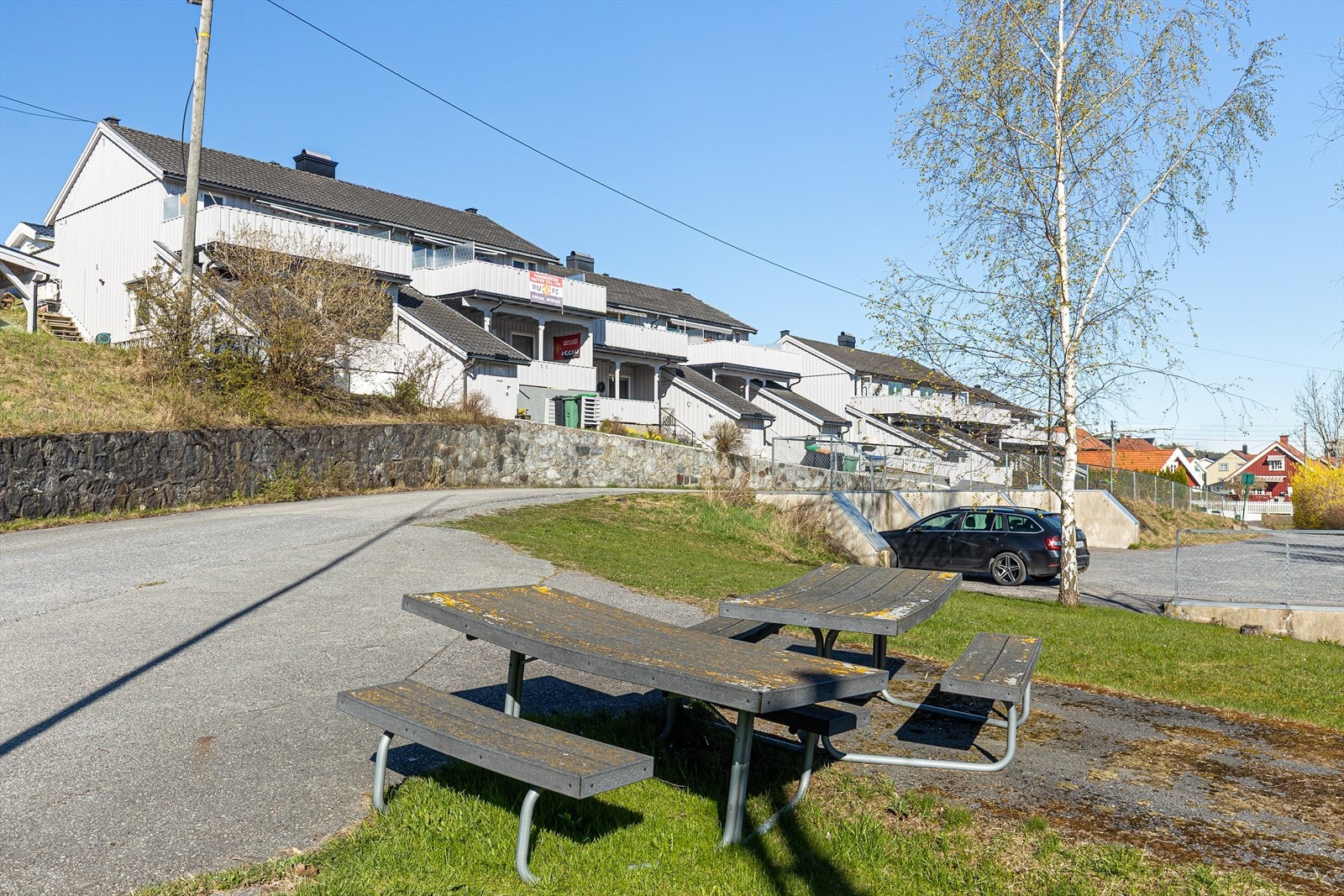 Rekkehuset ligger i et etablert og rolig nabolag, ideelt for barnefamilier. Galleribilde