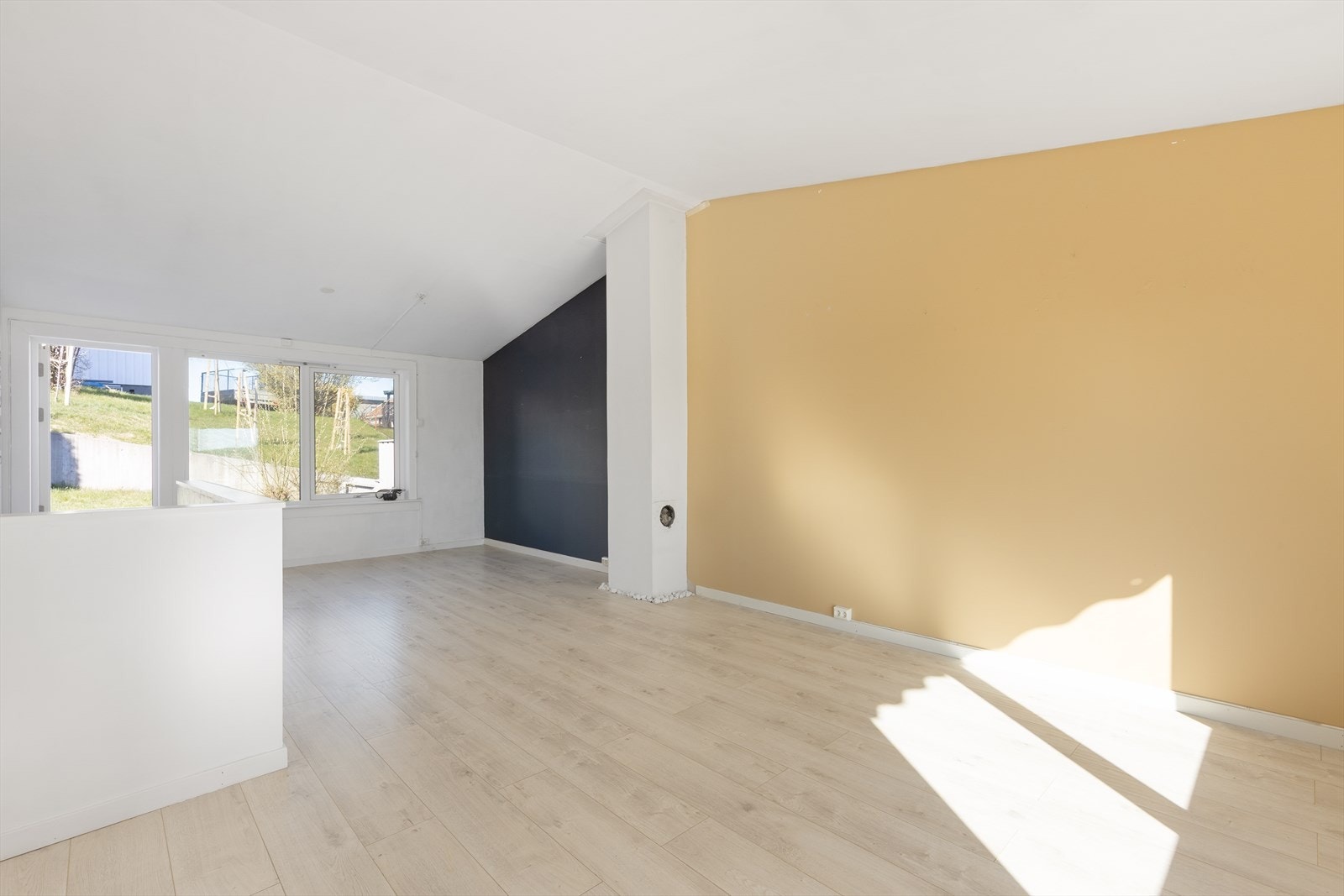 Stuen har god plass til både sofagruppe og spisebord. Vinduer med 3-lags glass er fra 2014. Galleribilde