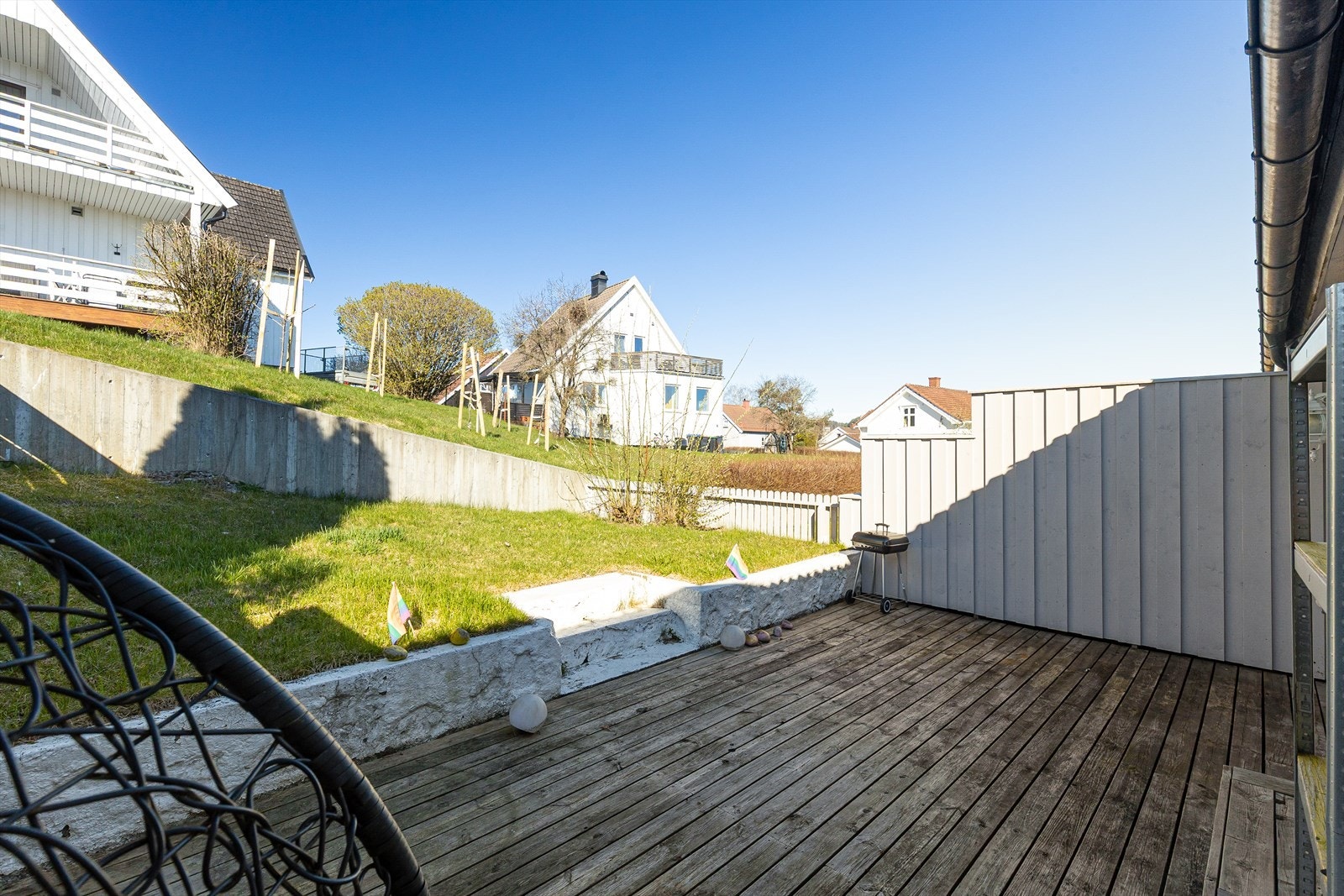 Uteplassen er oppført med bjelkelag og tekket med terrassebord, og har god plass til utemøbler. Galleribilde