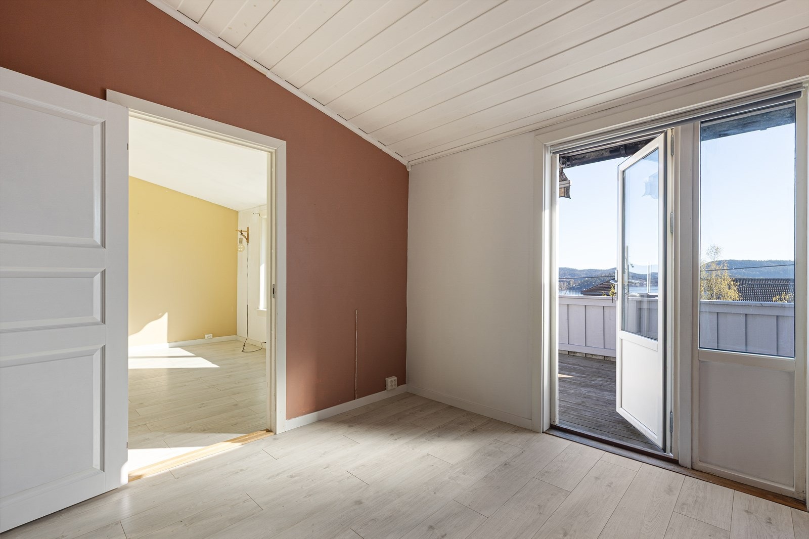 Fra soverommet i hovedetasjen er det utgang til en deilig balkong. Galleribilde