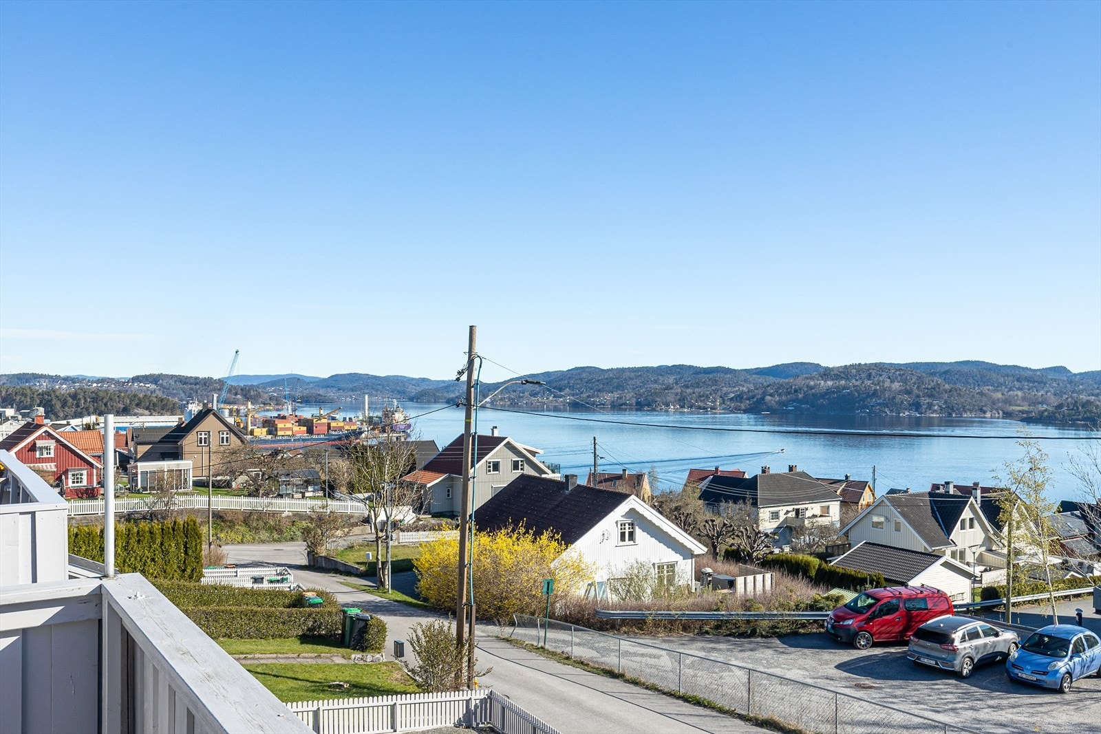 Fra balkongen har man en åpen og fin utsikt over nabolaget og fjorden. Galleribilde