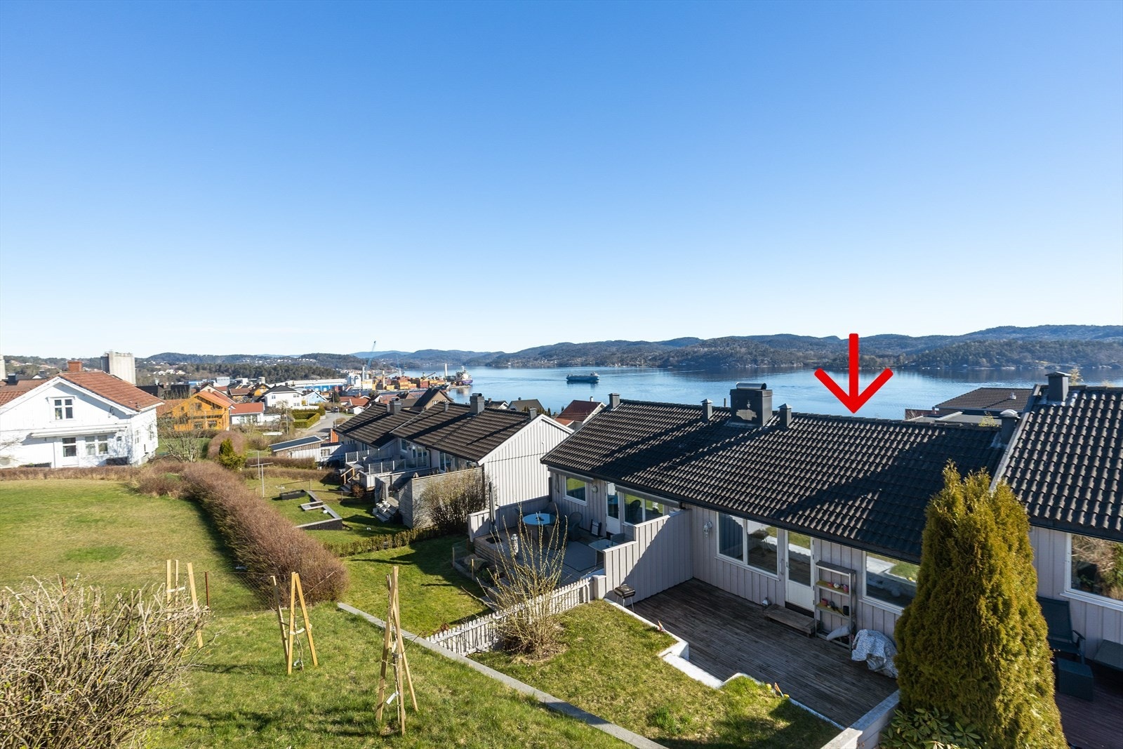 Boligen ligger høyt og fritt i Sætre, med flott utsikt over innseilingen til Brevik. Galleribilde