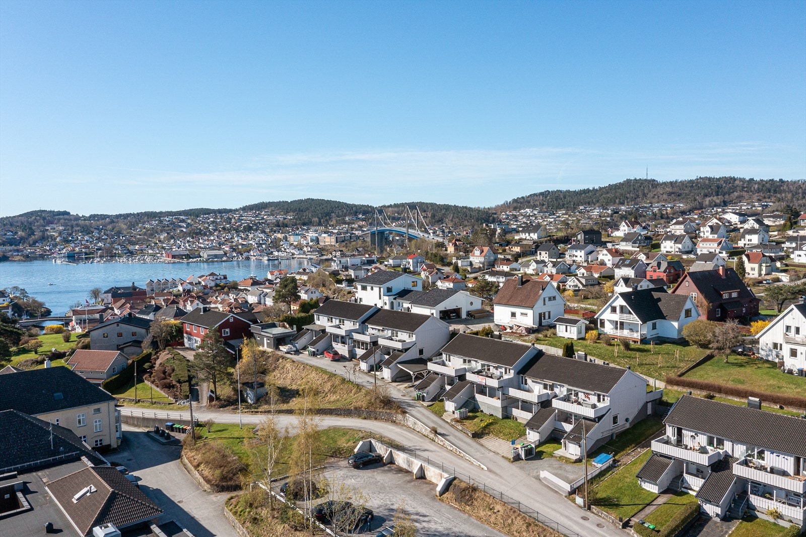 Manalåsen Borettslag ligger tilbaketrukket fra bykjernen, men med kort vei til Stathelle og Porsgrunn med bil. Galleribilde
