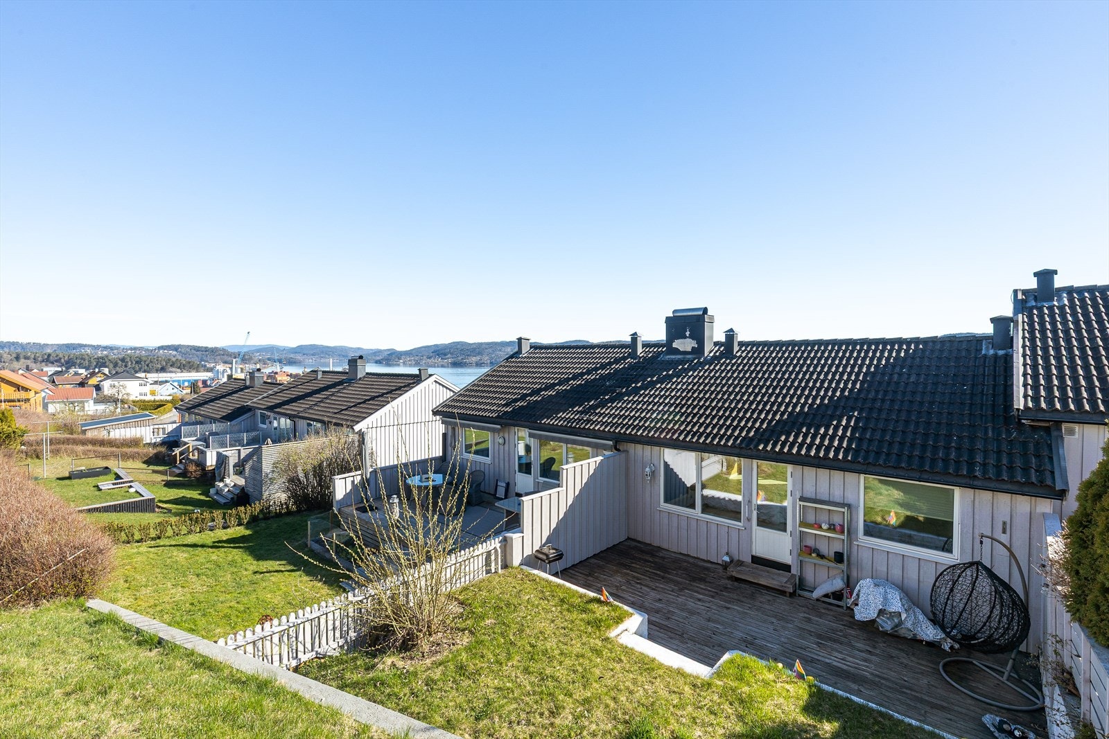 Boligen ligger lunt og fint til i rekka, med nydelige sol- og utsiktsforhold. Fra stua er det utgang til terrasse med god plass til utemøbler. Galleribilde