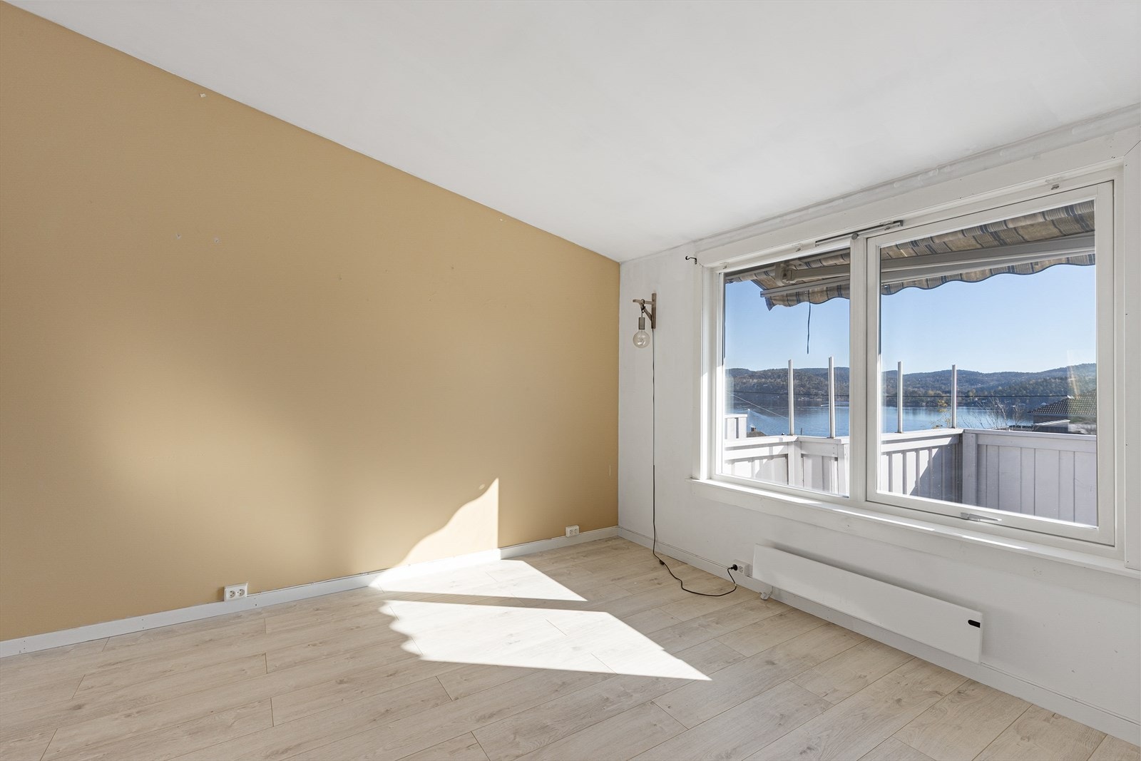 Stuen på den andre siden av rommet fin utsikt mot fjorden. Galleribilde