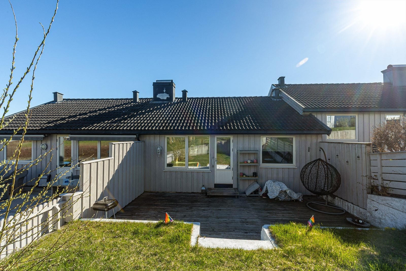 Direkte utgang fra stuen til en stor terrrasseplatting. Verandadøren er fra 2014. Galleribilde