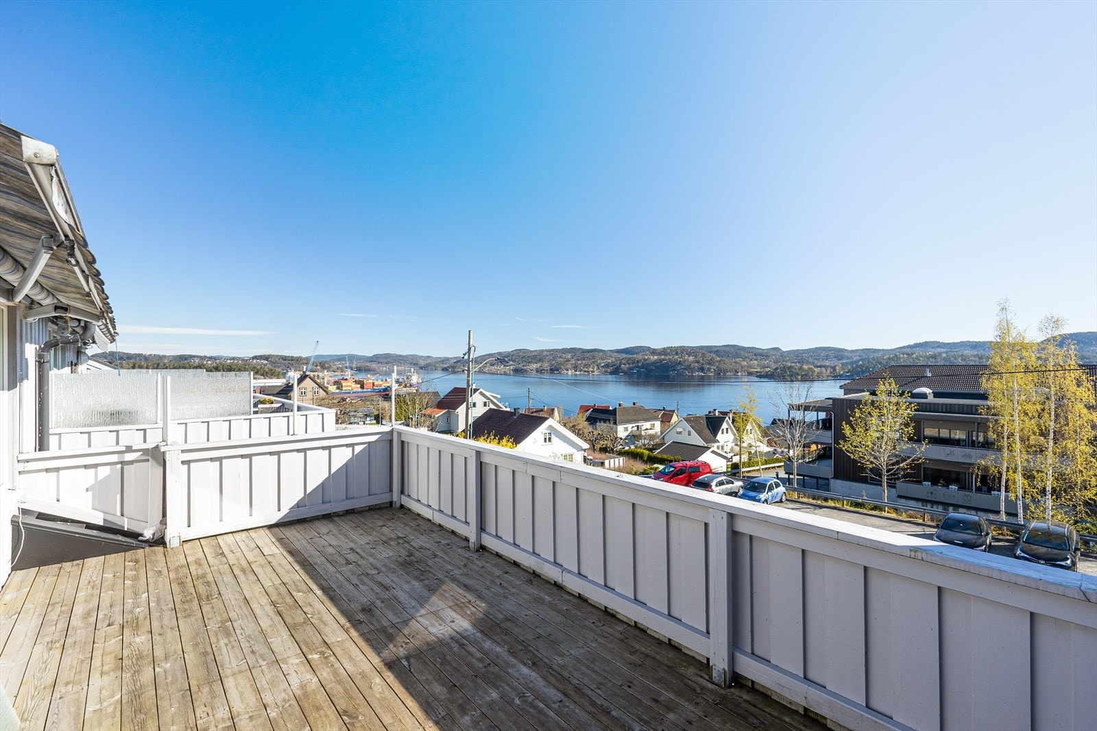 Balkongen er en av boligens to store uteplasser, som har et samlet areal på 55 kvadratmeter. Galleribilde