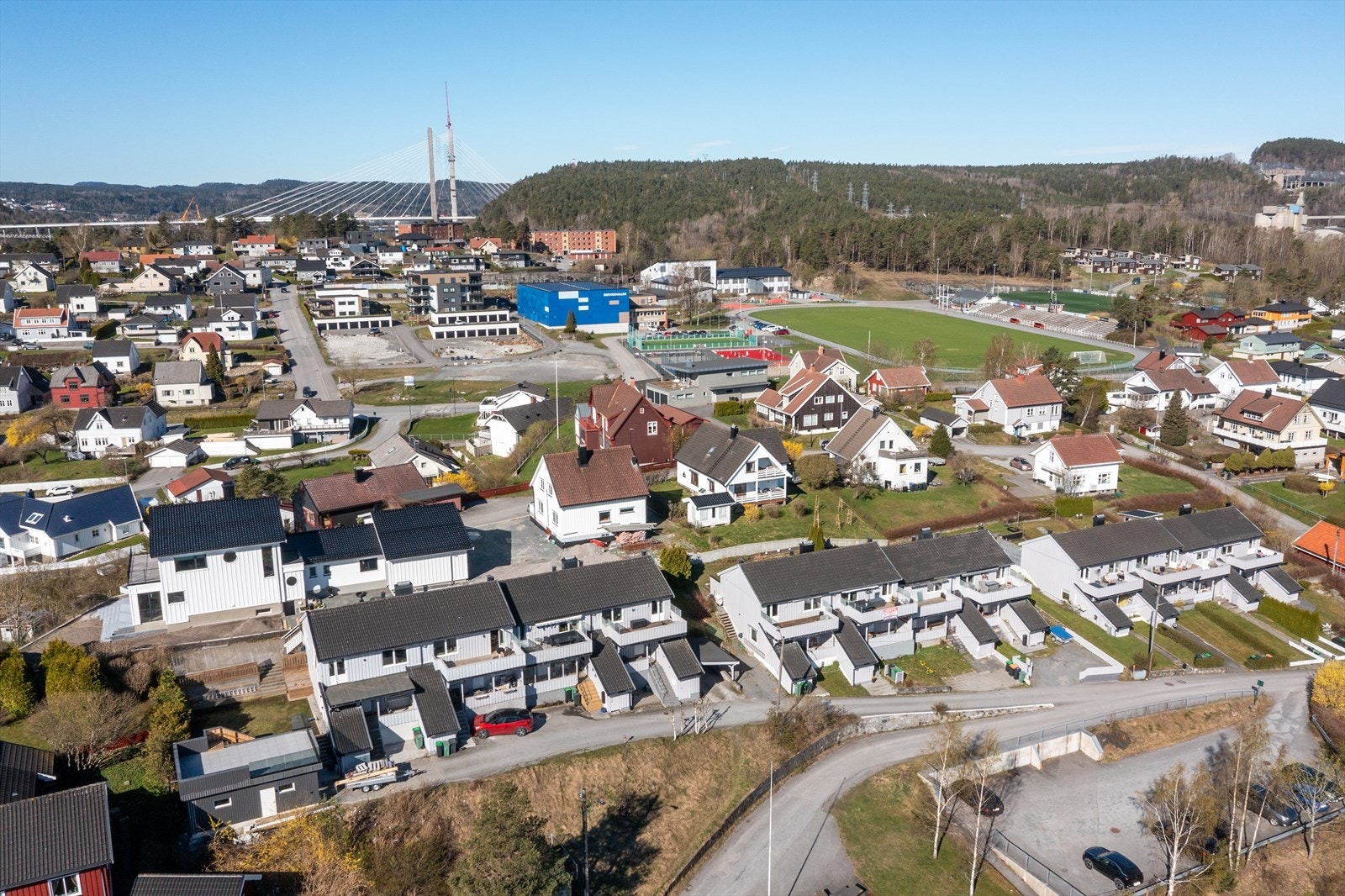Fra boligen er det kort gangavstand til Brevik oppvekstsenter og Furulund idrettspark. Galleribilde