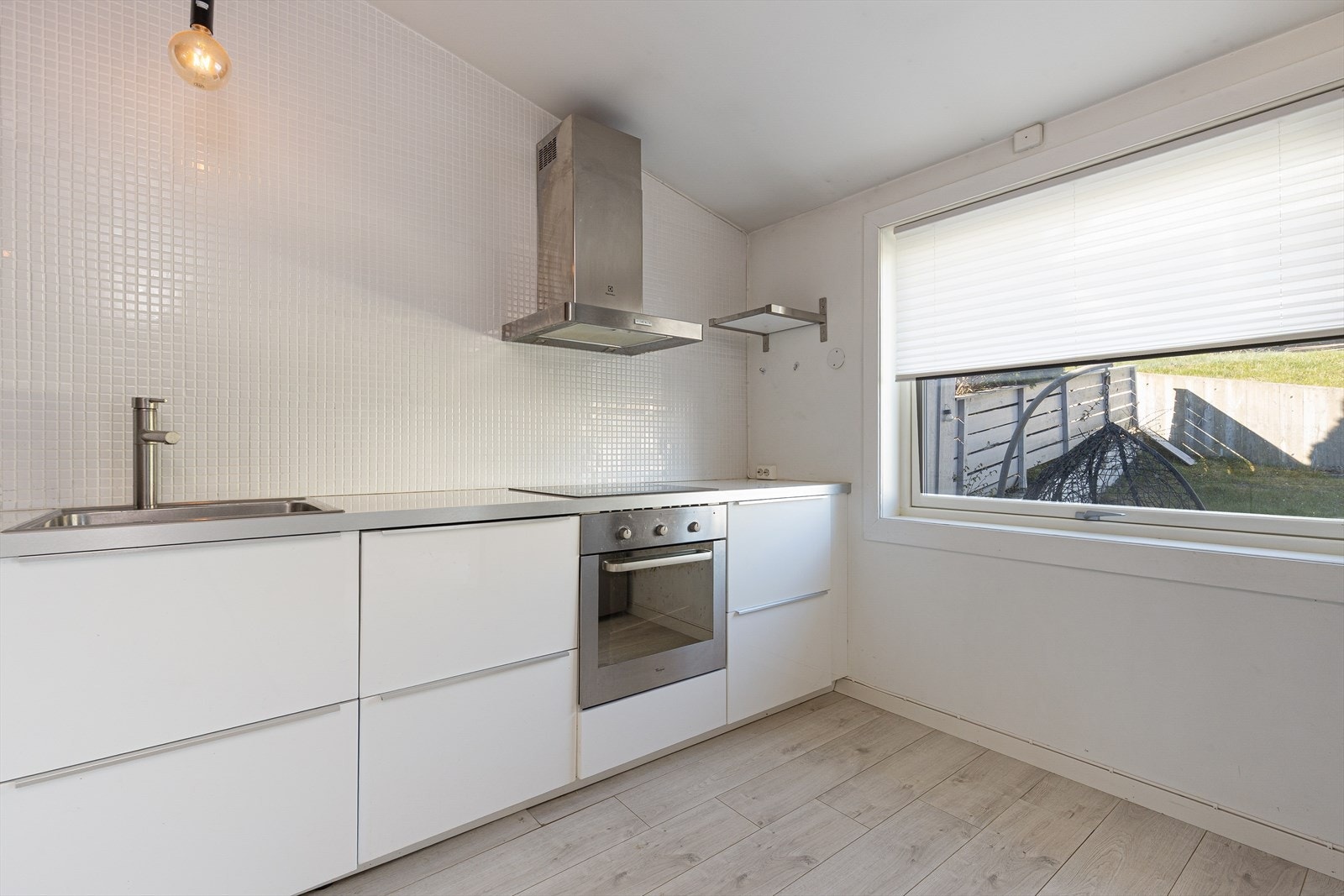 Kjøkkenet er utstyrt med laminerte benkeplater, nedfelt koketopp og kjøkkenventilator med kullfilter. Galleribilde