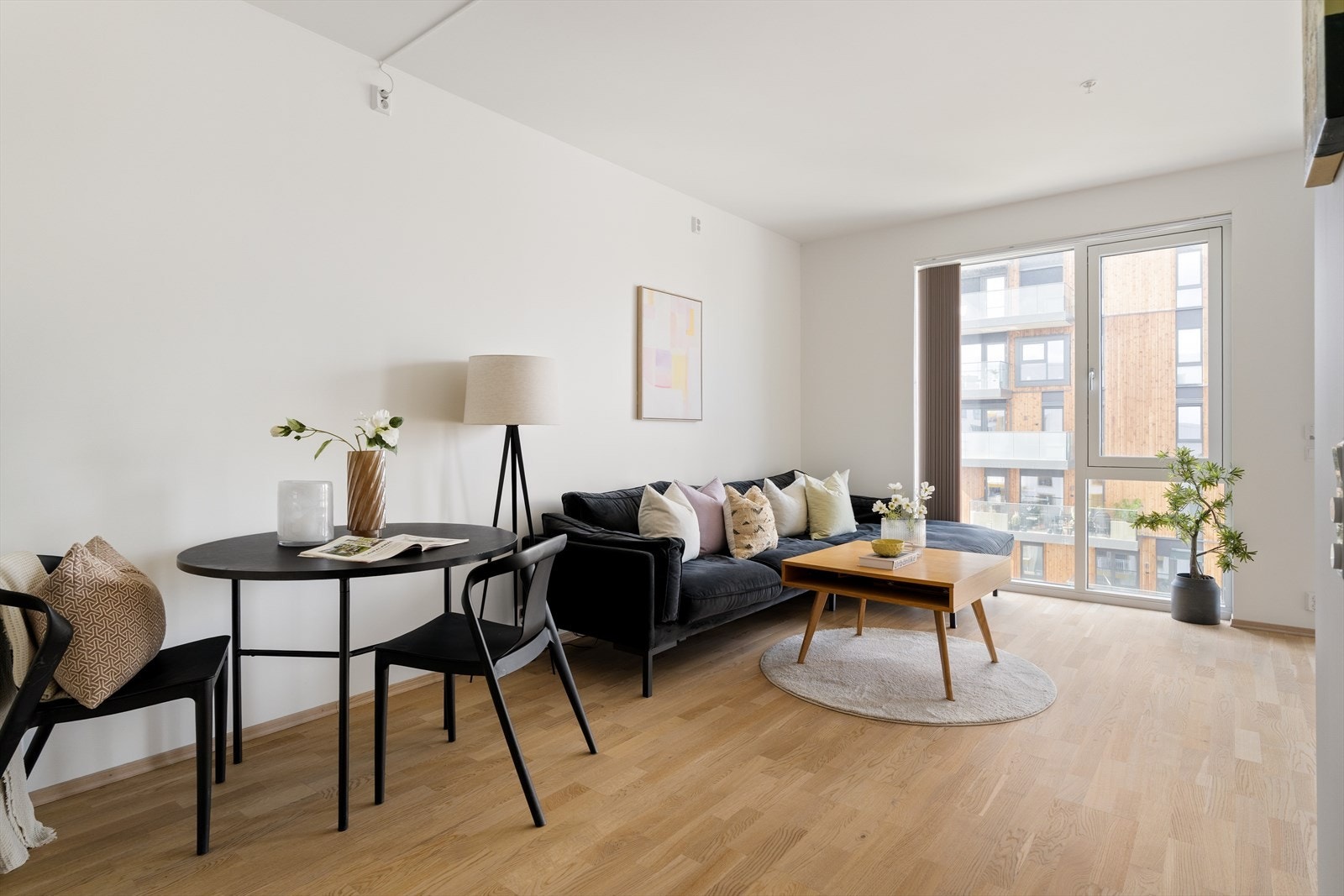 Leiligheten har en praktisk planløsning som gir god plass til en god sofaløsning og plass til spisebord. Galleribilde