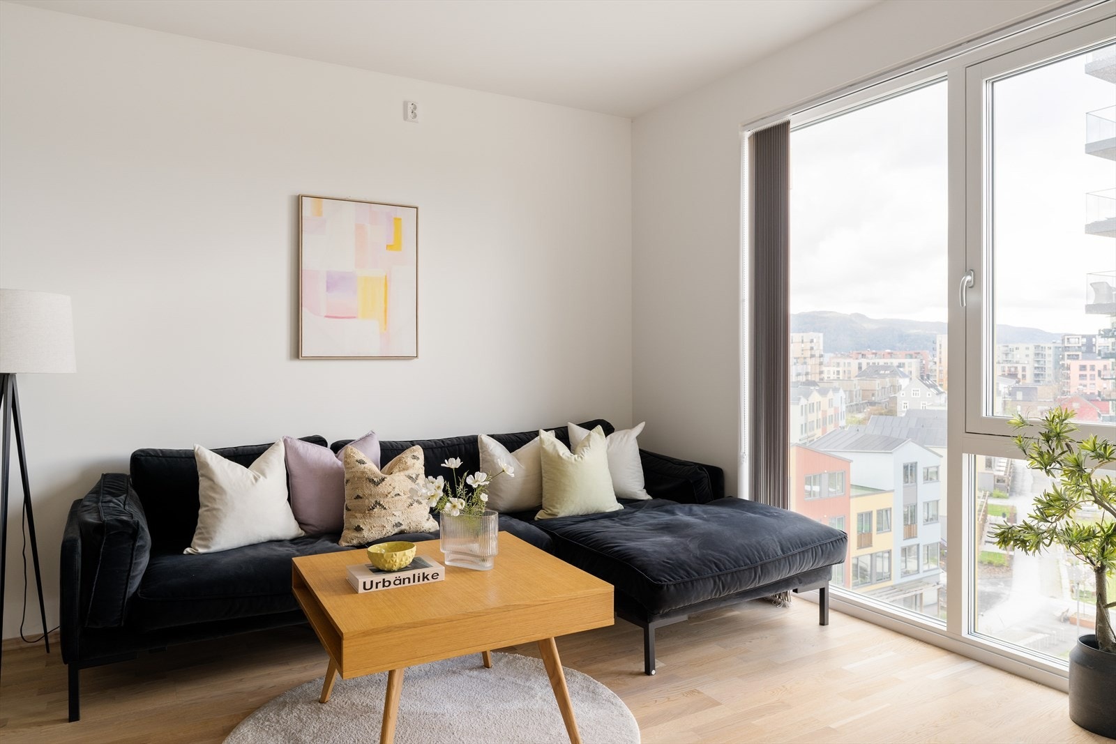 Store vindusflater sørger for rikelig med lysinnslipp. Galleribilde
