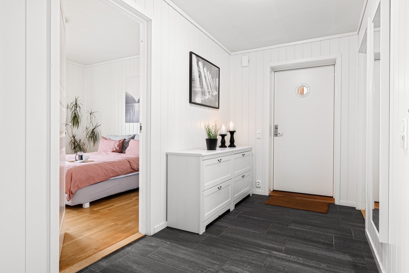 Inngangsparti på 7 m² med god plass og oppbevaringsmuligheter for yttertøy og sko. Galleribilde