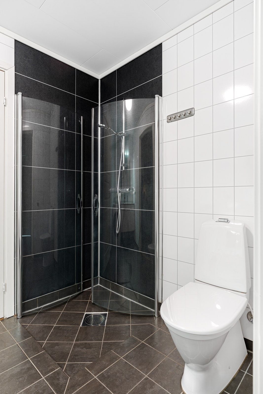 Dusj med innfellbare glassdører samt WC. Galleribilde