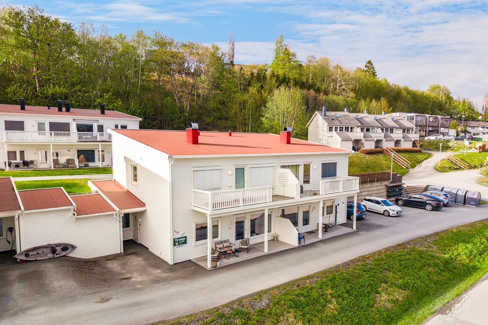 Dette er en herlig og innbydende leilighet med idyllisk utsikt og egen solrik markterrasse. Galleribilde