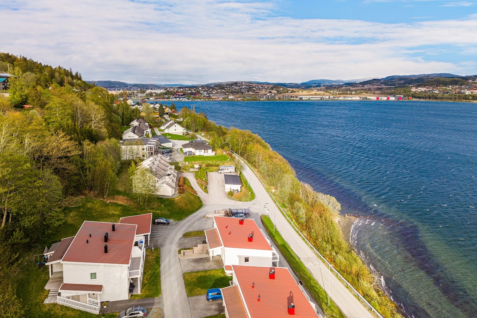 Det er kort vei inn til Levanger sentrum, med alt av servicetjenester man trenger. Her har man bademuligheter i umiddelbar nærhet. Galleribilde