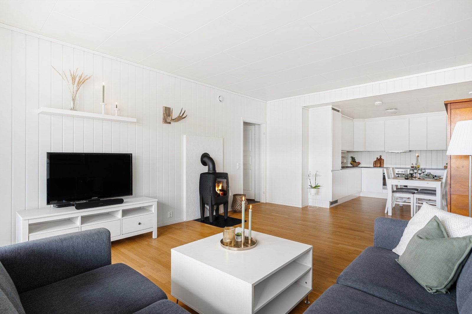 Stuen er på hele 34 m² med åpen stue-/kjøkkenløsning. Galleribilde