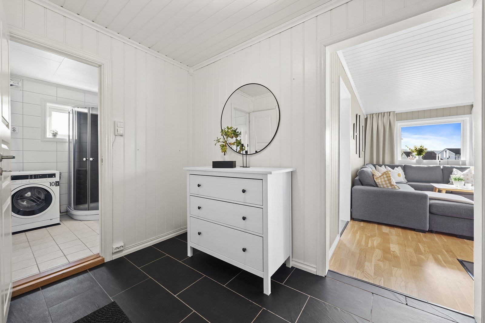 Fra entréen har man direkte adkomst til badet, ett av soverommene og stuen. Galleribilde