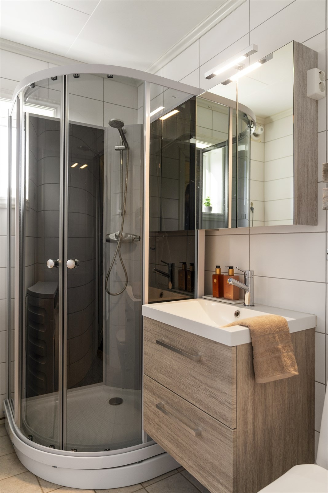 Det er opplegg for vaskemaskin på badet. Galleribilde
