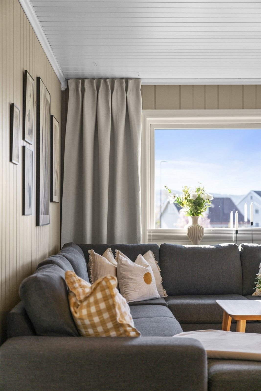 Her har man plass til både sofagruppe og spisebord. Galleribilde