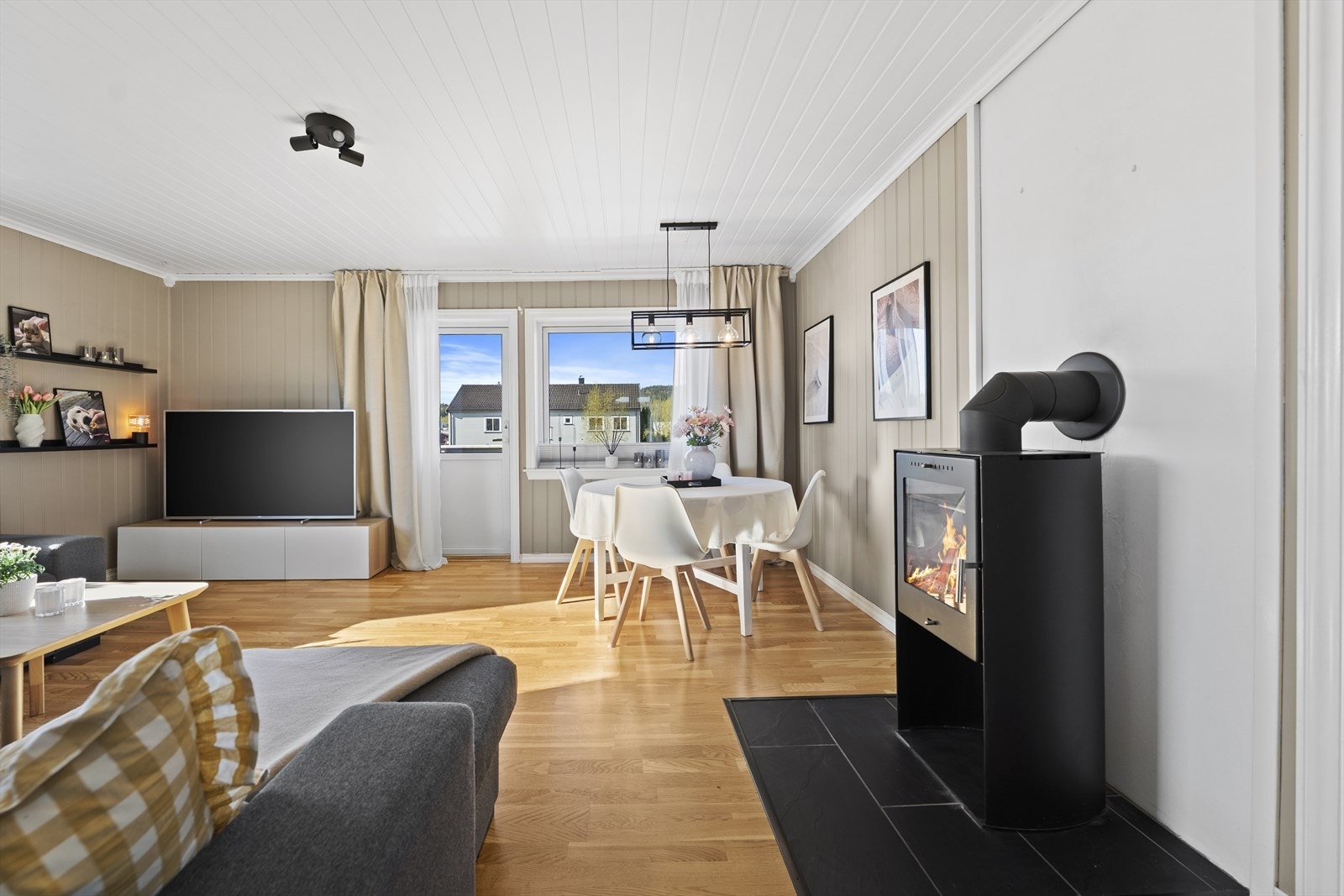 Stuen er et sosialt og samlende rom med plass til flere funksjoner. Galleribilde